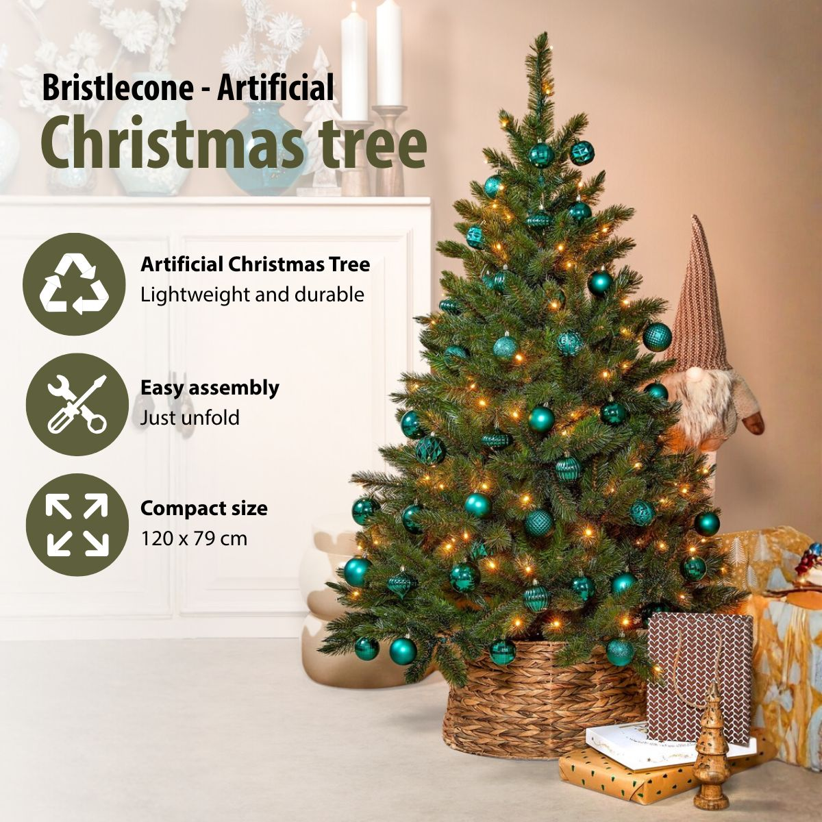 Sapin de Noël artificiel dans un panier, décoré de boules vertes et de lumières, avec du texte et des icônes à côté.