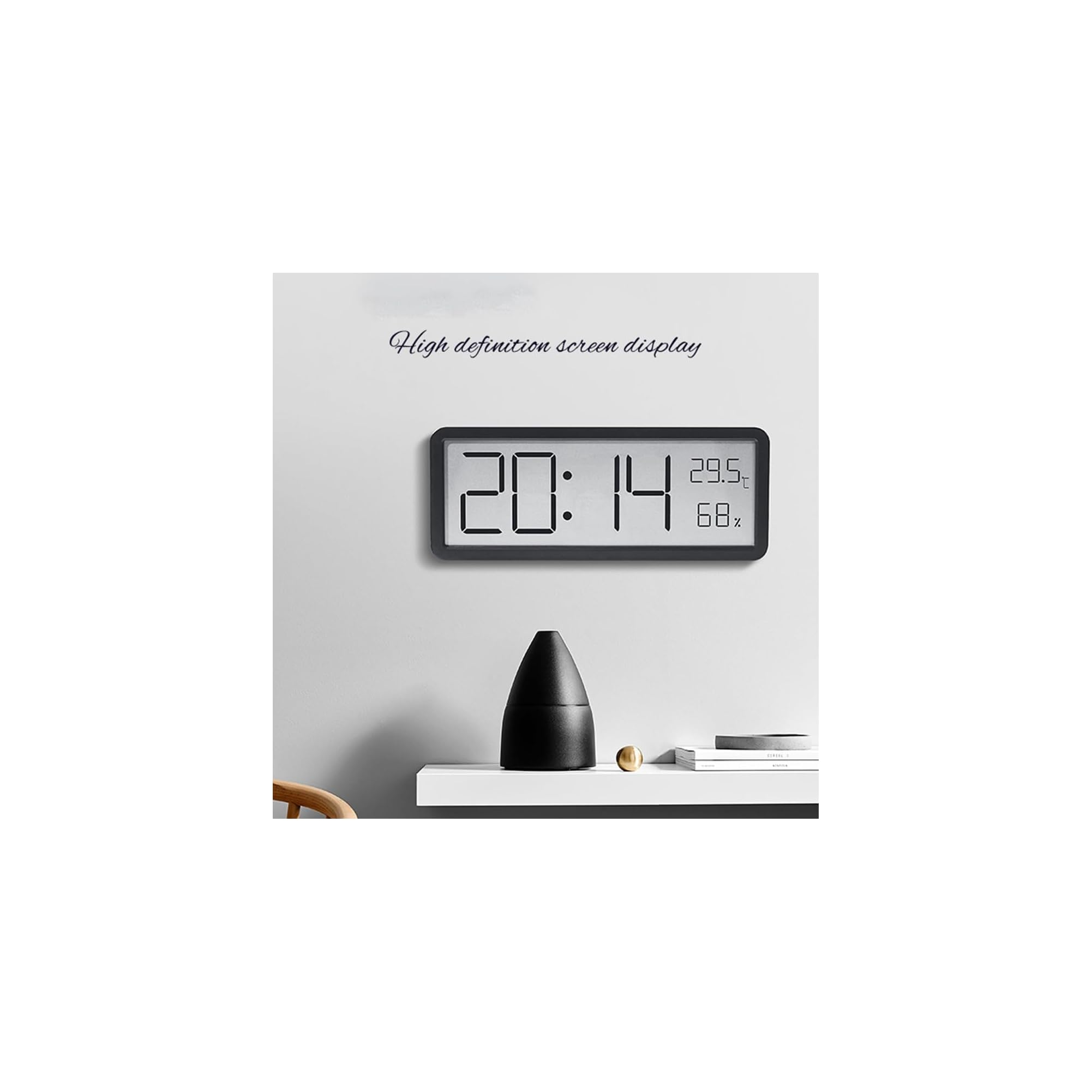 Digitale Wanduhr mit Temperatur- und Feuchtigkeitsanzeige auf einer grauen Wand über einem Regal.
