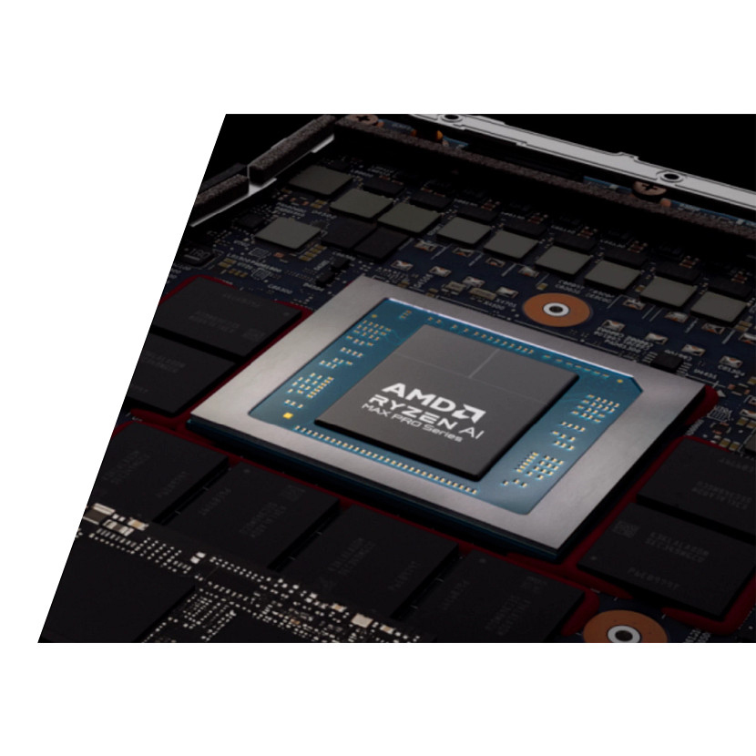 Gros plan d'un processeur AMD Ryzen AI Max Pro Series sur un circuit imprimé sombre.