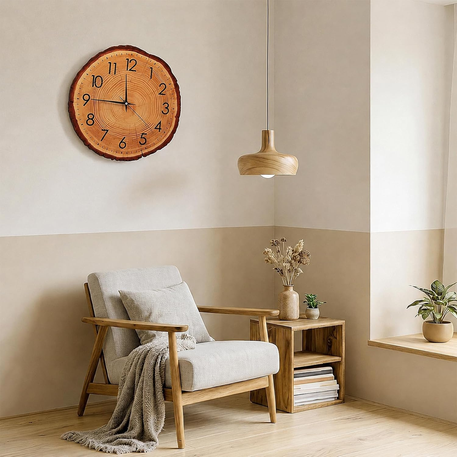 Ein gemütliches Zimmer mit einem Holzuhr an der Wand, einem Sessel, einer Lampe und Pflanzen.