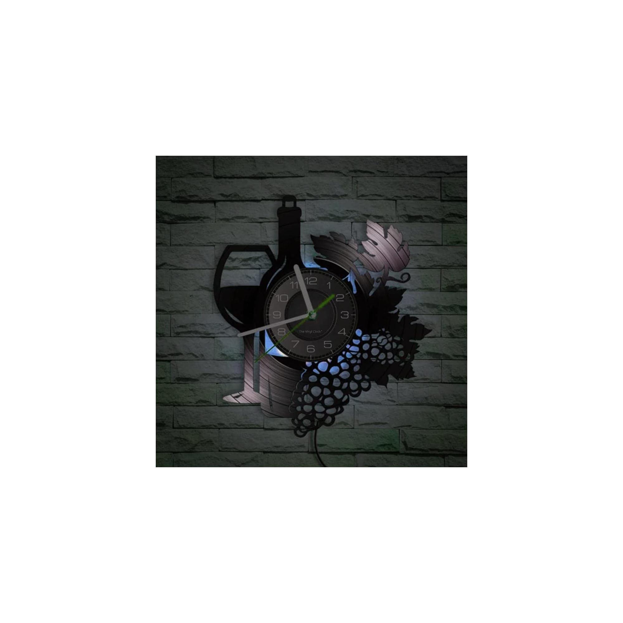 Wanduhr im Weindesign mit Flasche, Glas und Trauben auf einer Ziegelwand.