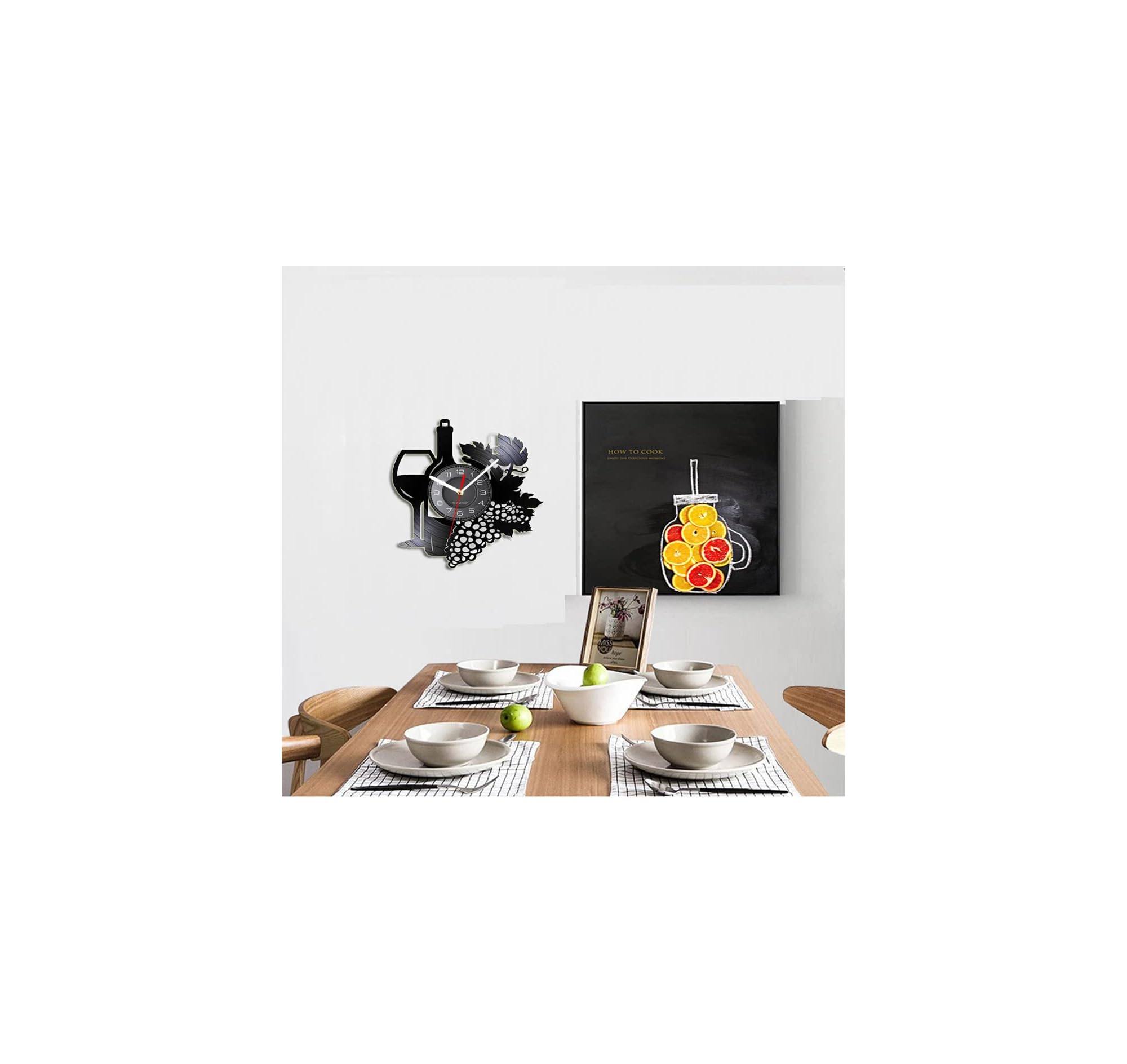 Esszimmer mit Holztisch, Tellern, Schüsseln und einer Wanduhr mit Wein- und Früchtemotiven.