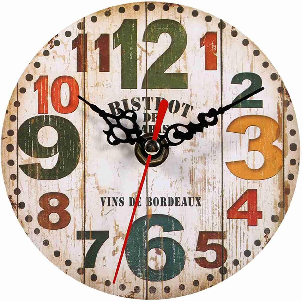 Eine runde, hölzerne Wanduhr mit bunten, großen Zahlen im Vintage-Stil und dekorativen Zeigern.