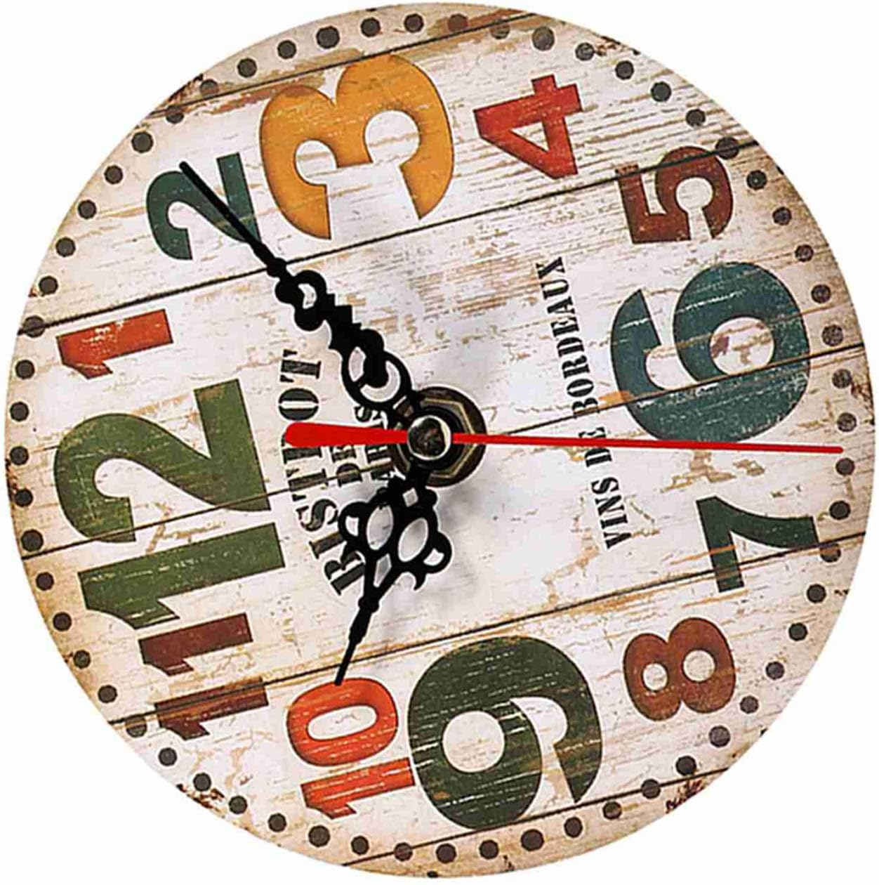 Eine runde Wanduhr mit bunten, großen Zahlen auf holzähnlichem Hintergrund und verzierten Zeigern.