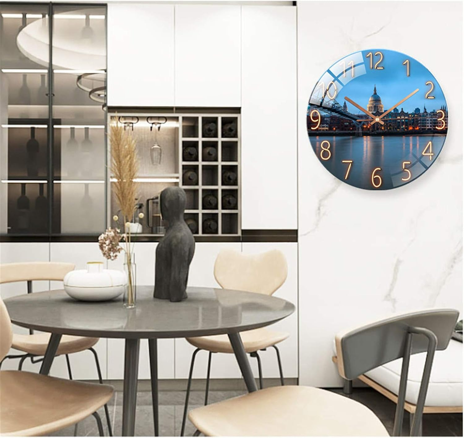 Moderne Küche mit rundem Tisch, beigen Stühlen und einer Londoner Skyline-Wanduhr.