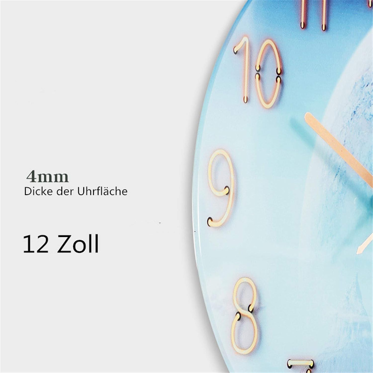 Blaue Wanduhr mit goldener Beschriftung und Zeigern auf weißem Hintergrund mit Text.