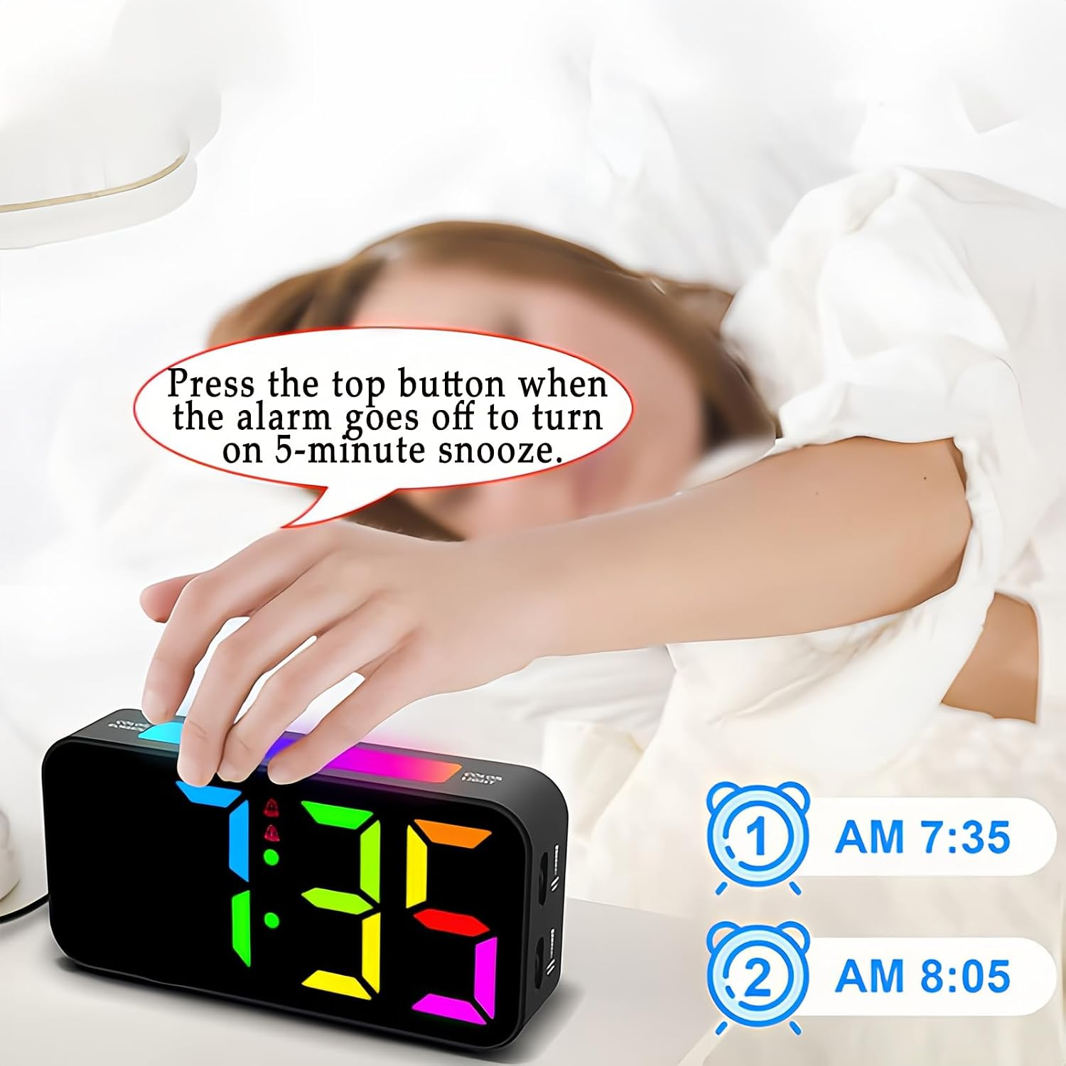 Person im Bett drückt die Snooze-Taste auf einem bunten Digitalwecker.