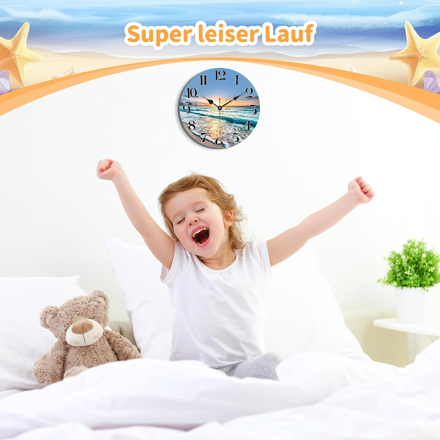 Ein Kind gähnt und streckt sich im Bett mit einem Teddybären und einer Strandwanduhr.