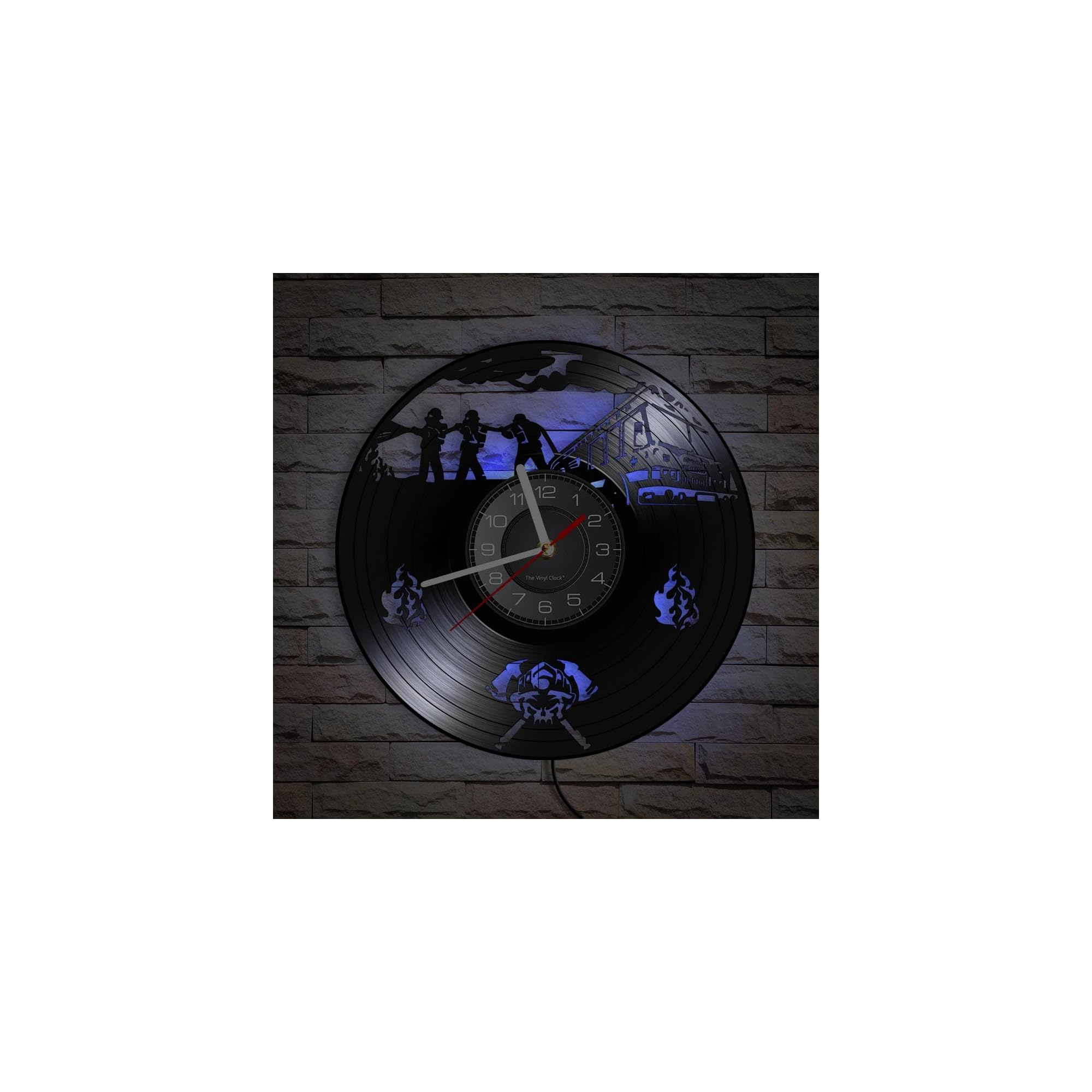 Wanduhr aus Vinyl mit Feuerwehr-Motiv und blauer LED-Hintergrundbeleuchtung an einer Ziegelwand.
