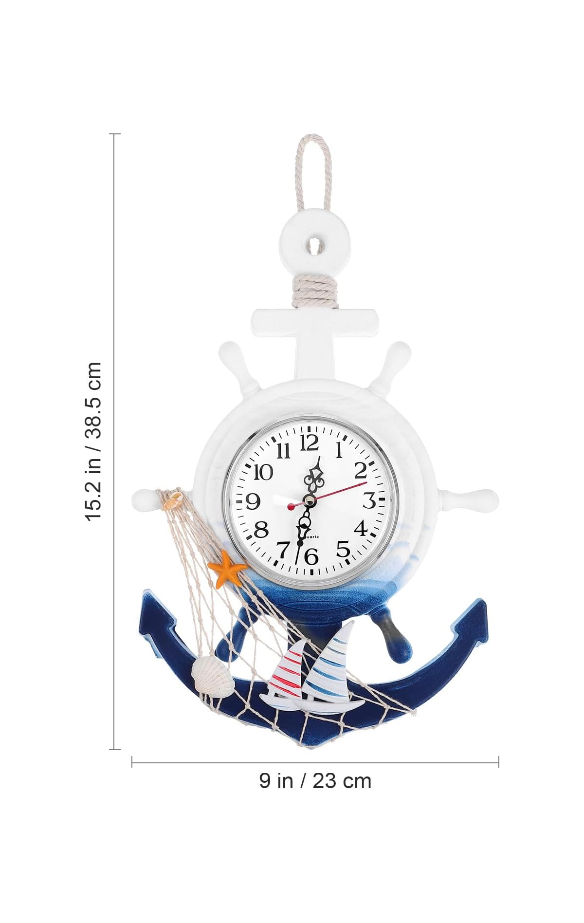 Nautische Wanduhr mit Schiffssteuerrad, Anker, Netz und Segelbooten, Höhe 38,5 cm.