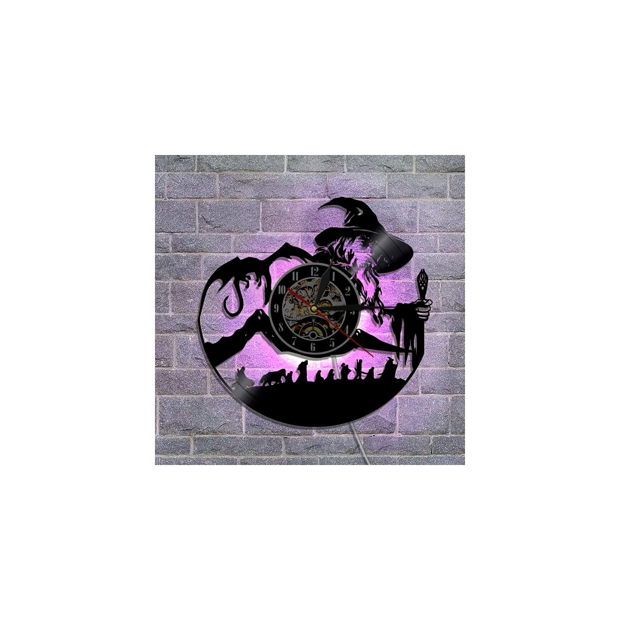 Eine von hinten beleuchtete Vinyl-Wanduhr mit einer Silhouette von Gandalf vor einer grauen Ziegelwand.