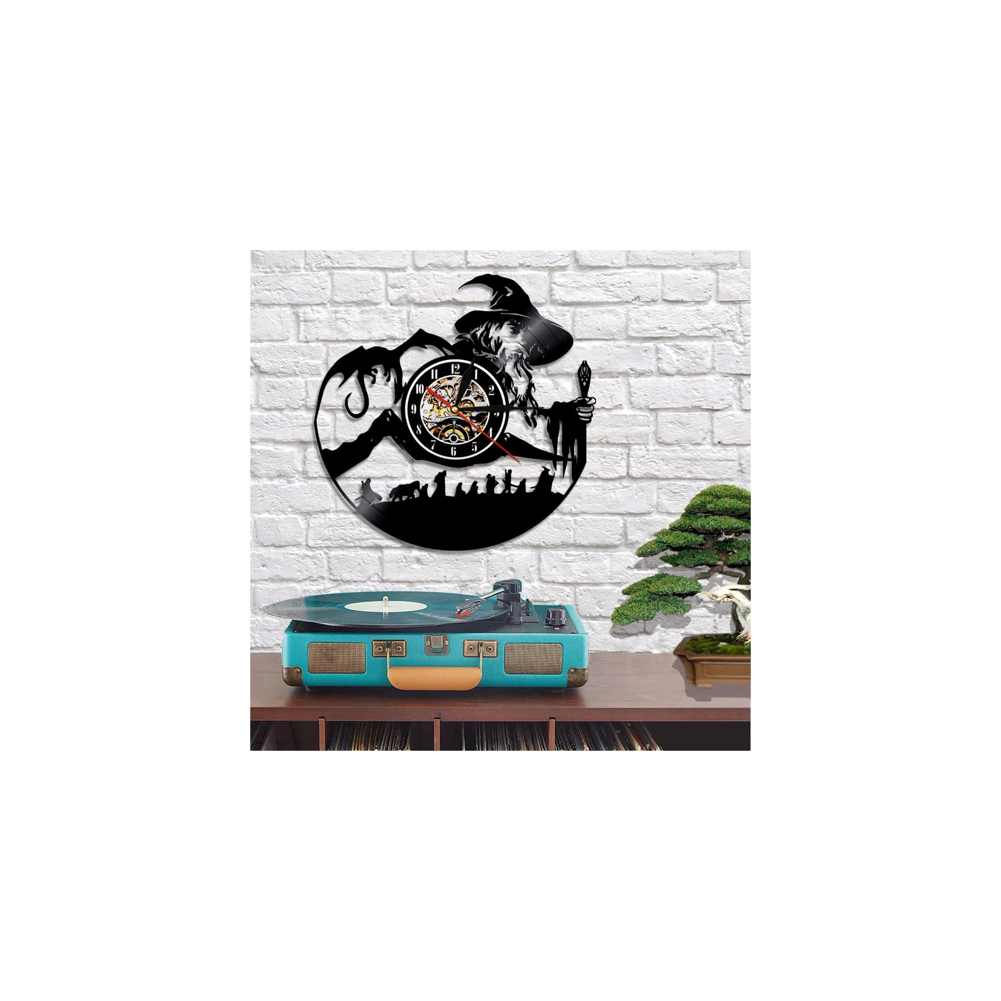 Wandclock aus einer Vinylschallplatte mit Fantasy-Szenen, vor einer weißen Ziegelwand.