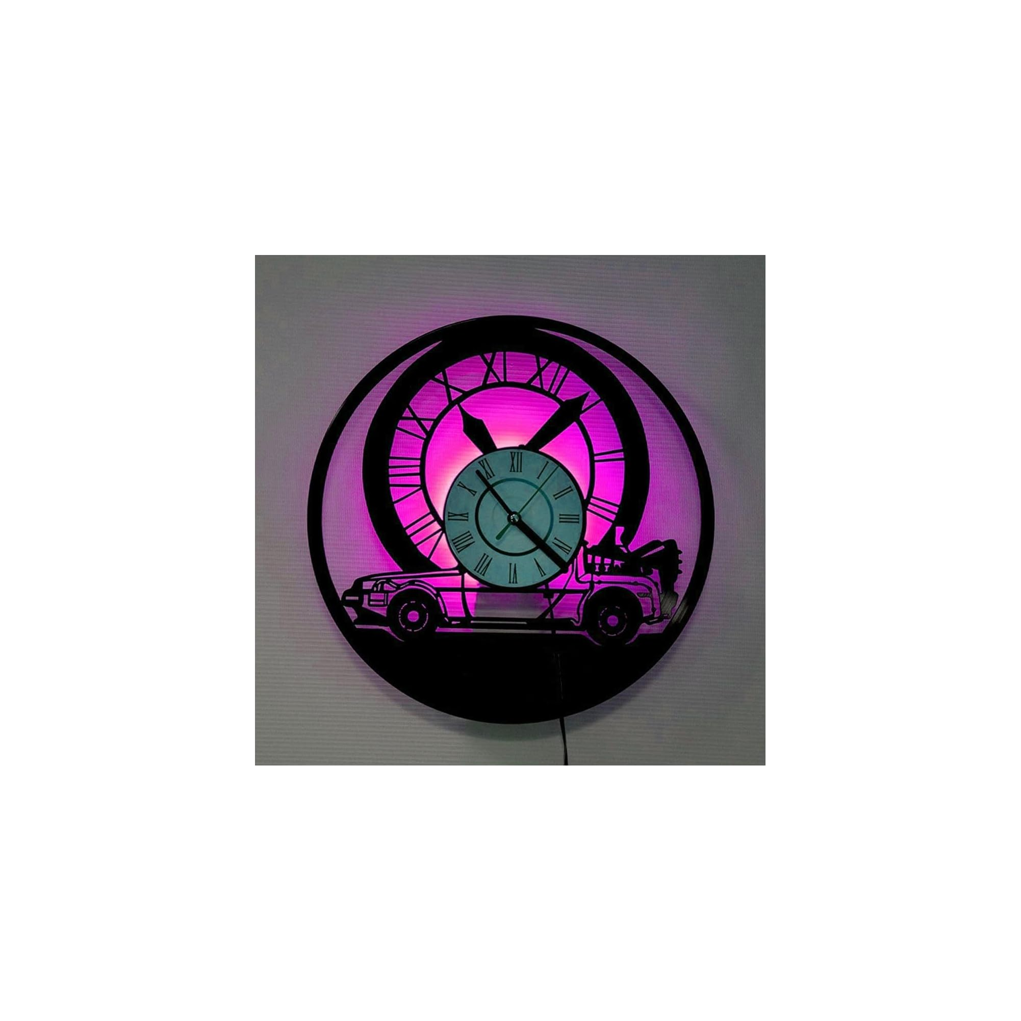 Eine runde Wanduhr mit Auto-Motiv, römischen Ziffern und pinkfarbener Hintergrundbeleuchtung.