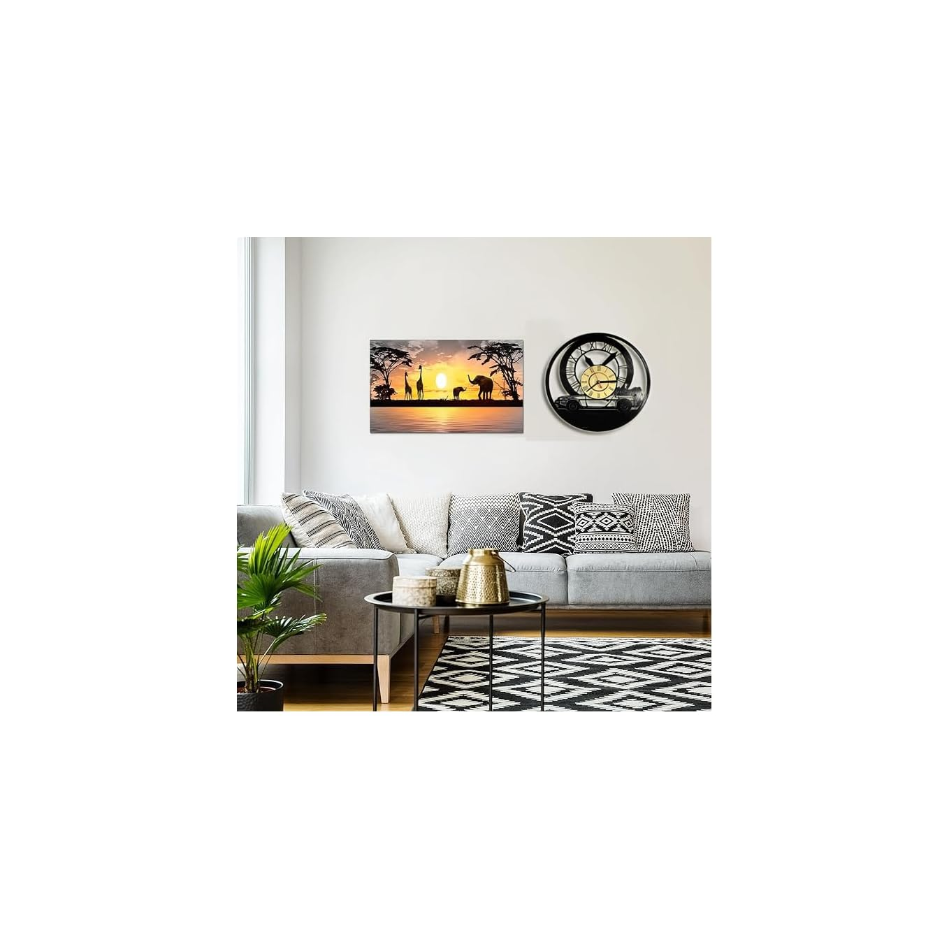 Wohnzimmer mit grauem Sofa, Mustarkissen, afrikanischer Kunst, Wanduhr, Kaffeetisch und geometrischem Teppich.