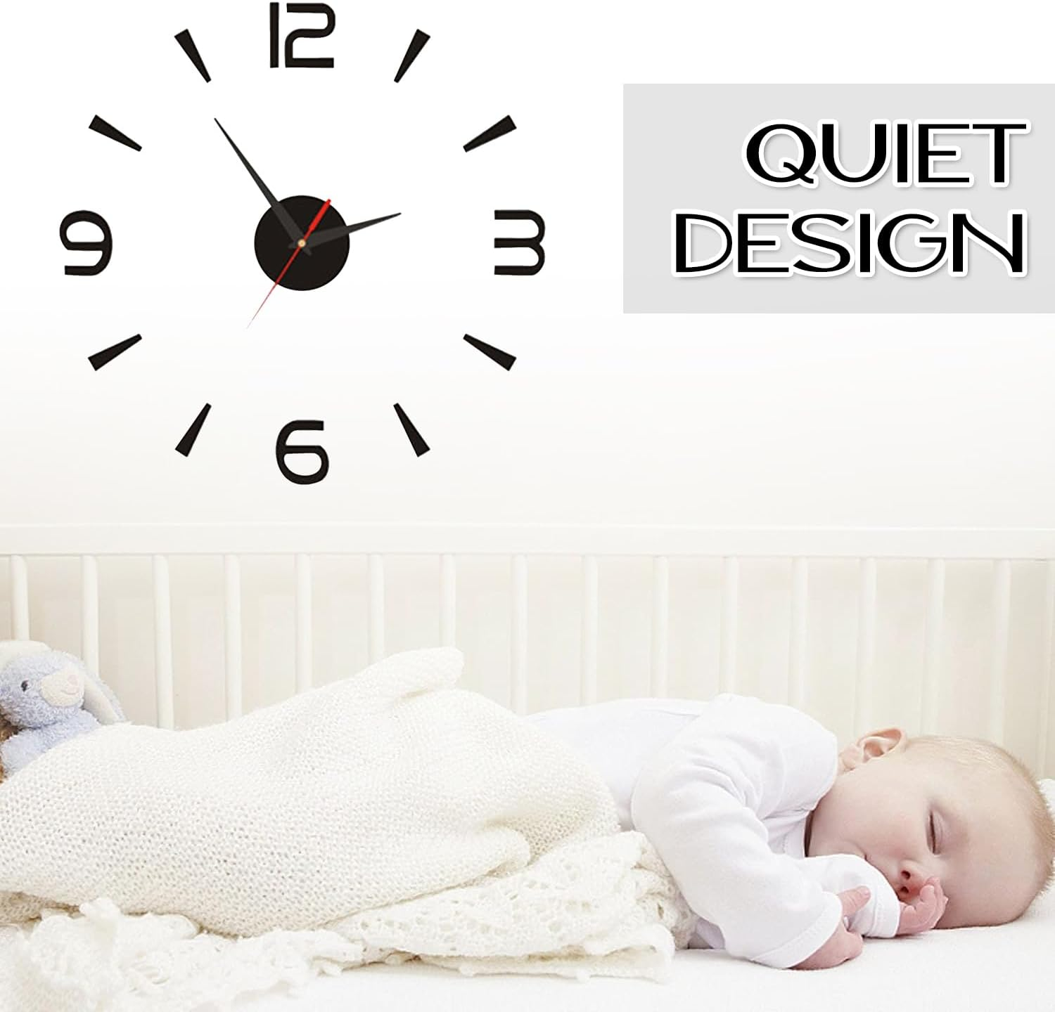 Ein Baby schläft friedlich in einem weißen Gitterbett unter einer großen Wanduhr mit der Aufschrift QUIET DESIGN.