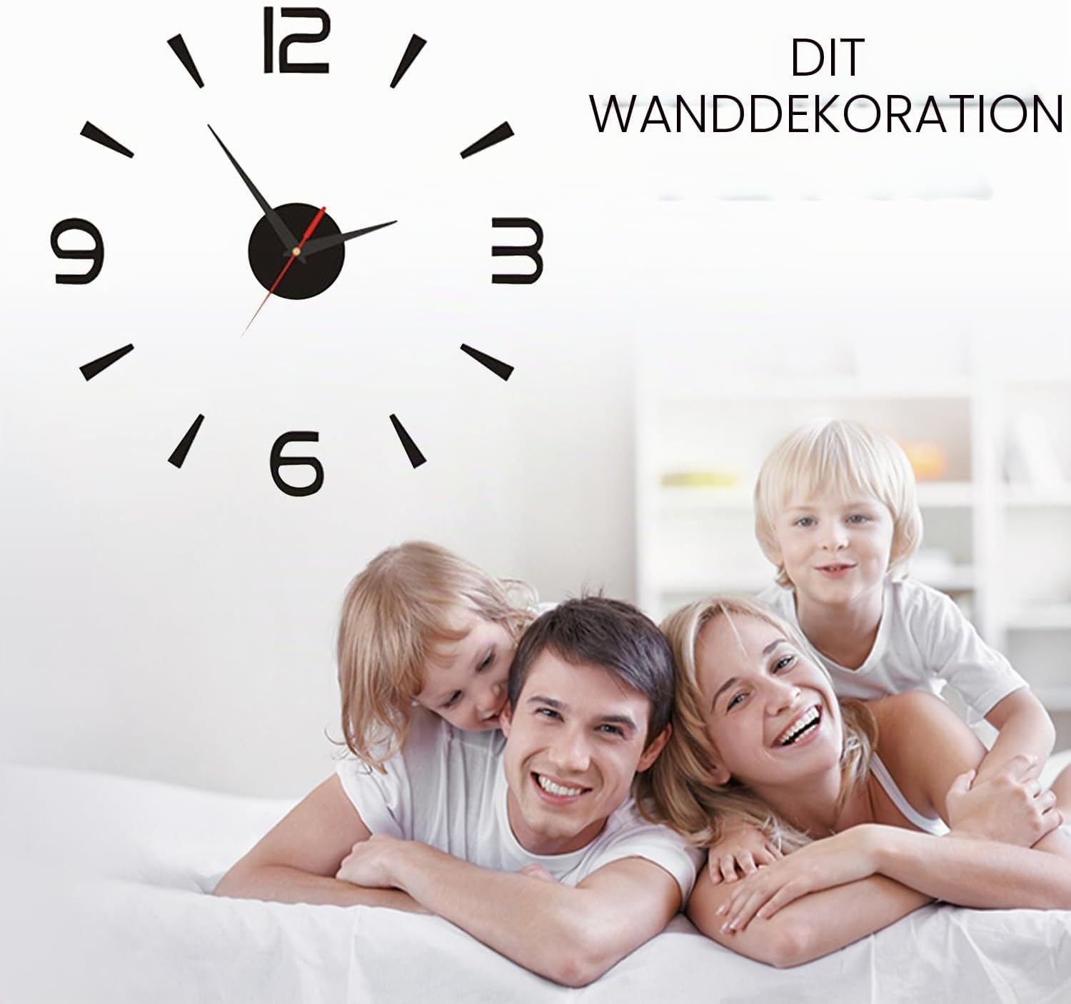 Eine glückliche Familie liegt auf einem Bett unter einer großen Wanduhr.