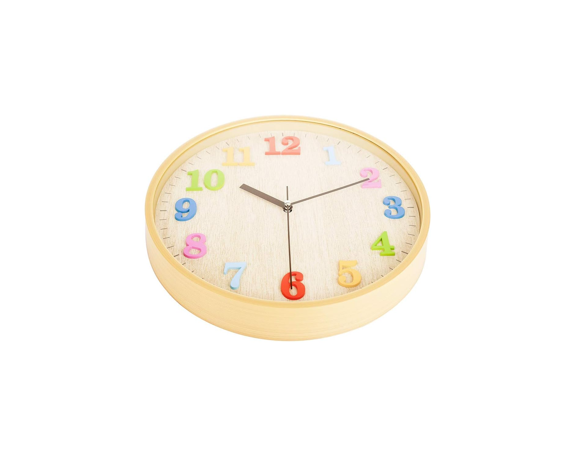Eine runde Wanduhr aus Holz mit hellem Holzrahmen und bunten 3D-Zahlen in verschiedenen Pastell- und Kräftigen Tönen.