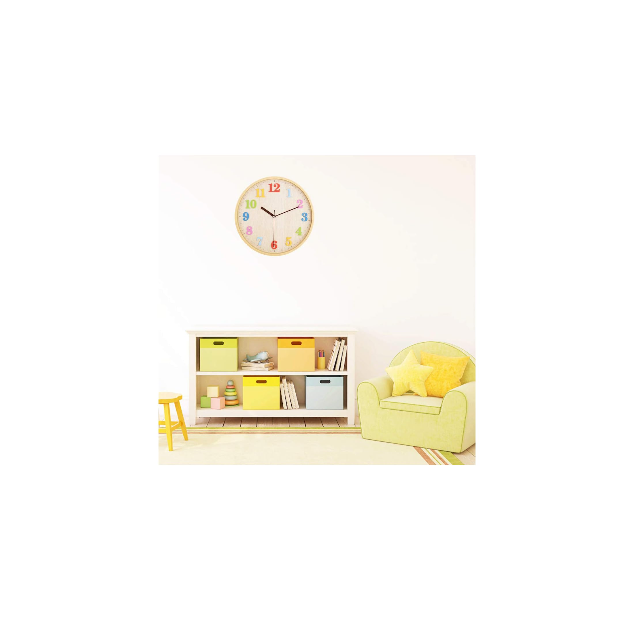 Buntes Kinderzimmer mit weißem Regal, farbigen Kisten, Wanduhr und grünem Sessel mit Kissen.