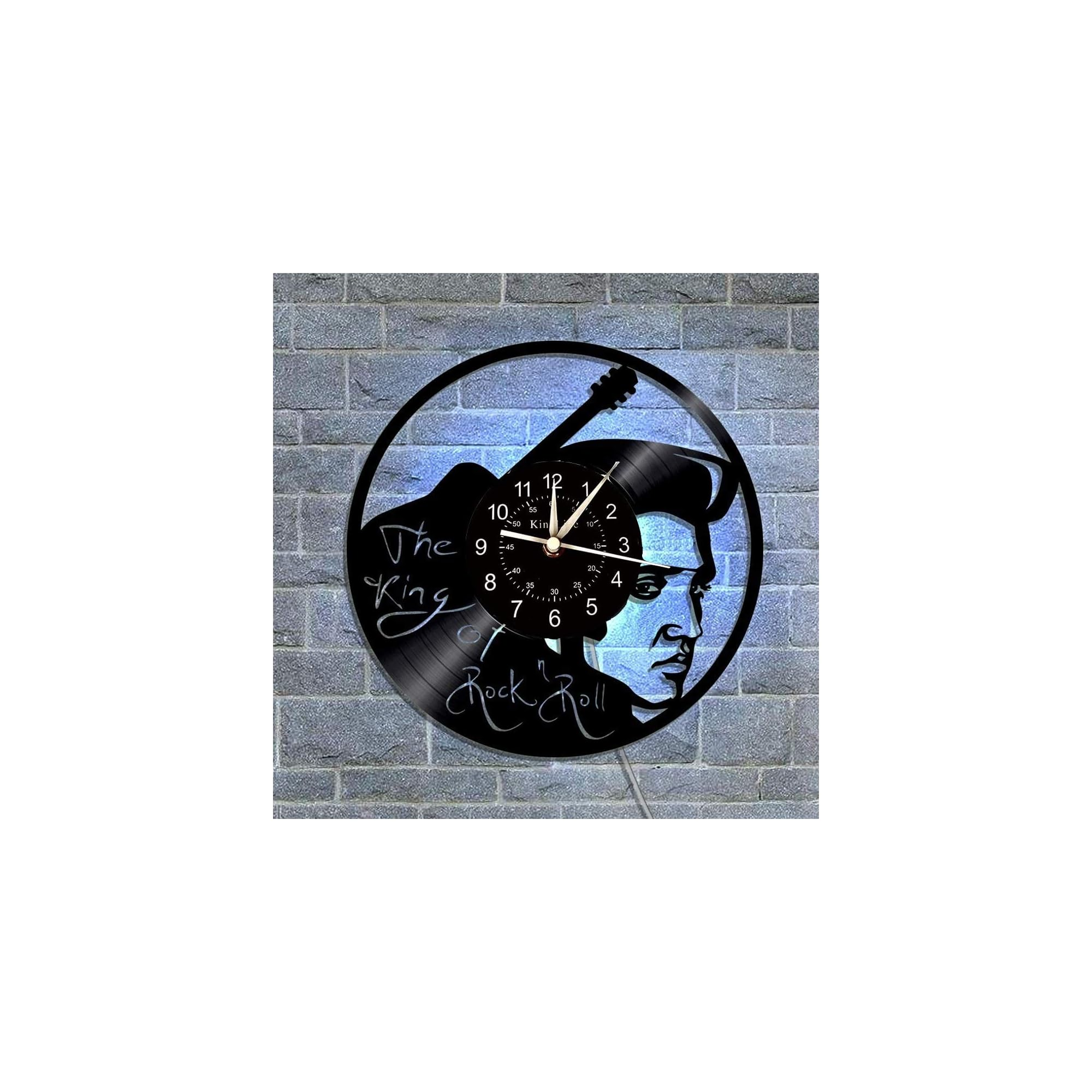 Wanduhr aus Vinylplatte mit Elvis-Prägung vor Ziegelwand.