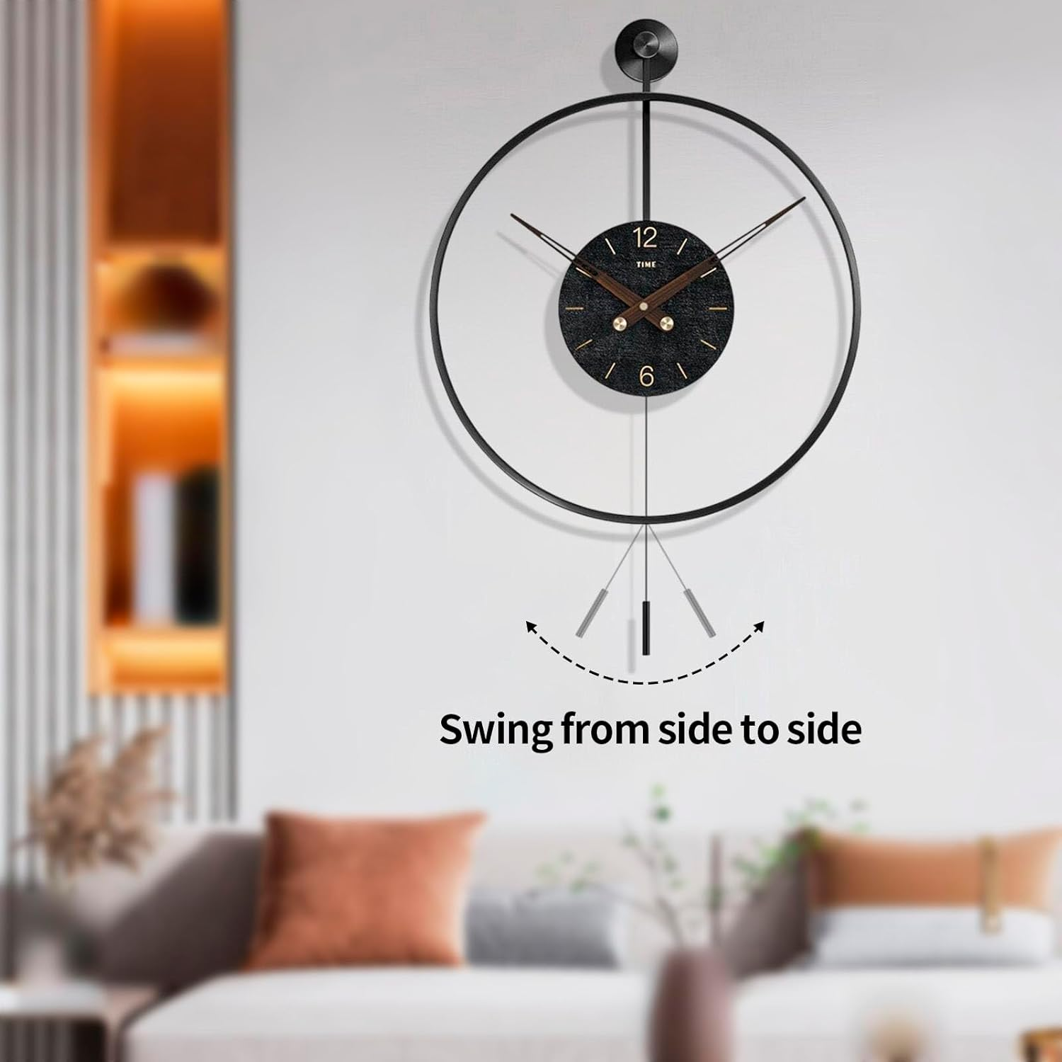 Moderne schwarze Wanduhr mit großem Kreisrahmen und Pendel über einem Sofa.