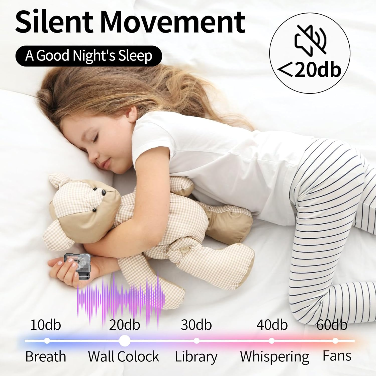 Ein junges Mädchen schläft friedlich im Bett und umarmt einen Teddybären.