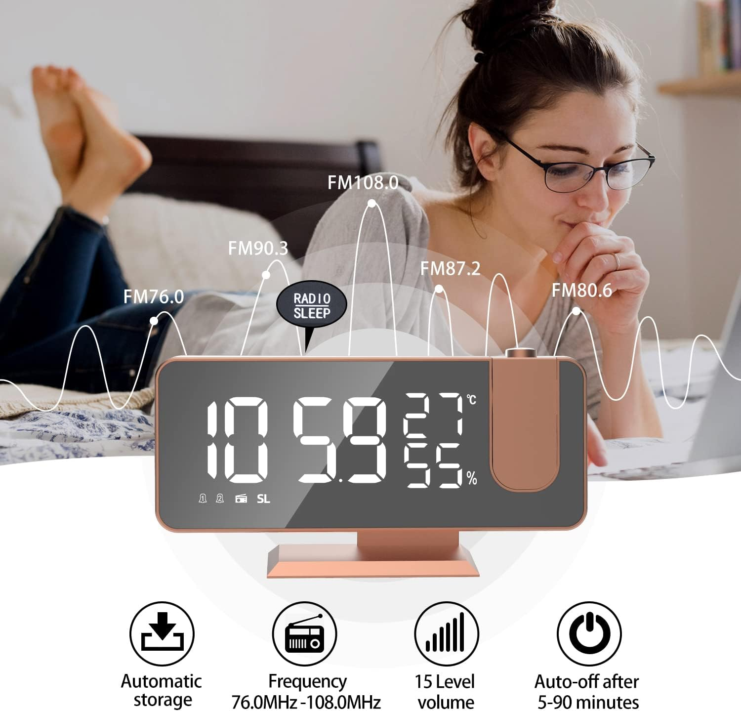 Ein digitaler Projektionswecker im Vordergrund, im verschwommenen Hintergrund entspannt eine Frau auf dem Bett.