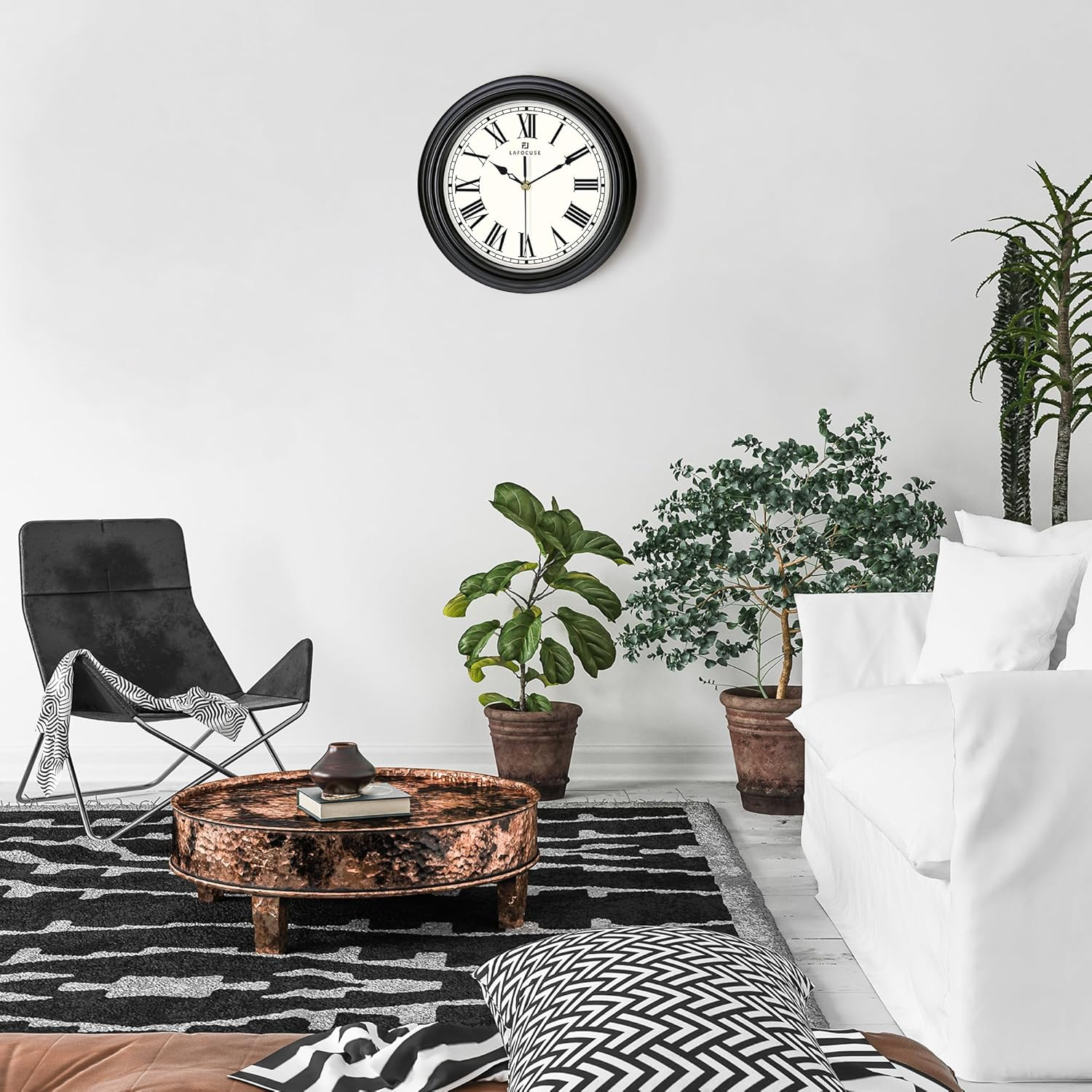 Moderne Wohnzimmer mit schwarzem Sessel, Kupfer-Couchtisch, Pflanzen und einer großen Wanduhr.