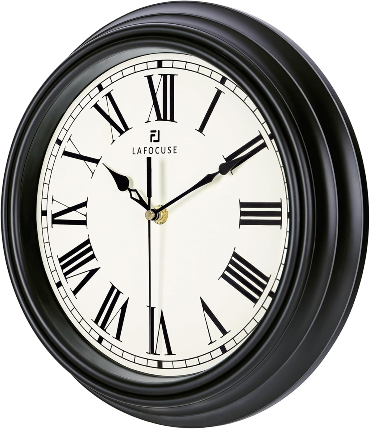 Eine schwarze Wanduhr mit weißem Zifferblatt, schwarzen römischen Ziffern und Zeigern.