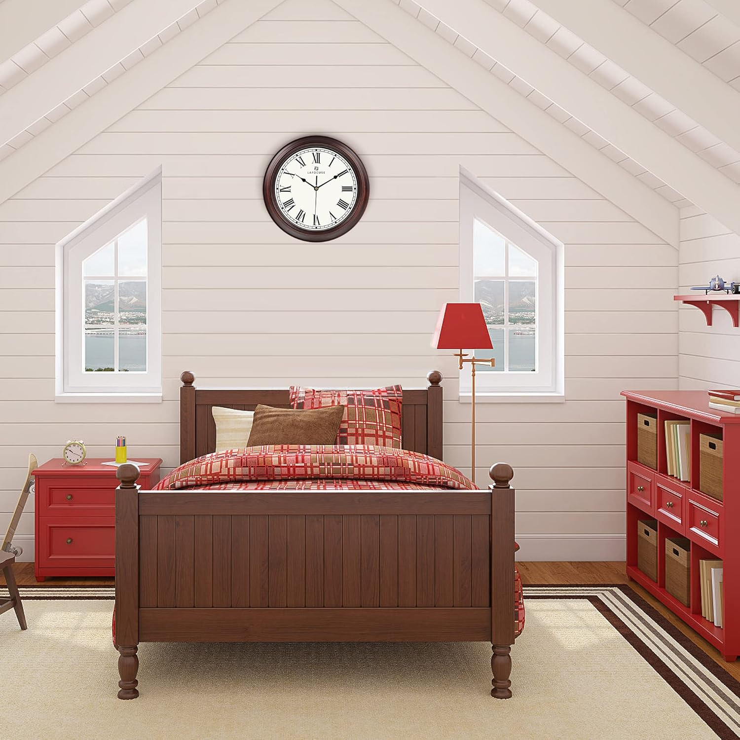 Gemütliches Schlafzimmer mit Holzbett, roter Kommode, Uhr an weißer Holztafelwand und zwei Fenstern mit Meerblick.