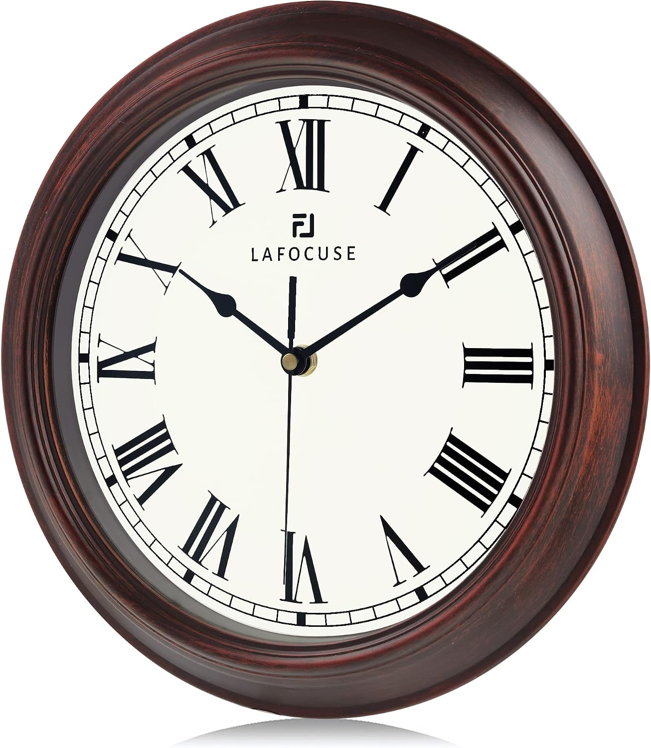 Eine runde Holzwanduhr mit weißem Zifferblatt und römischen Ziffern.
