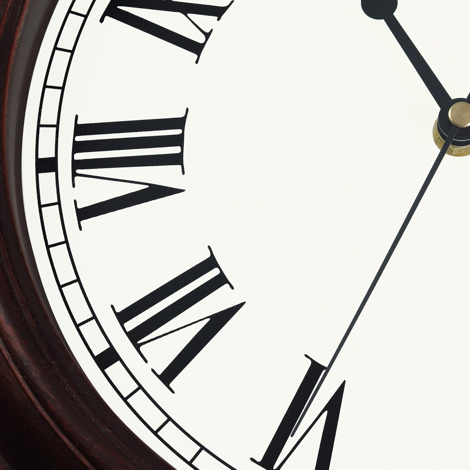 Nahaufnahme einer runden Wanduhr mit schwarzem römischen Ziffernblatt und dunklen Zeigern.