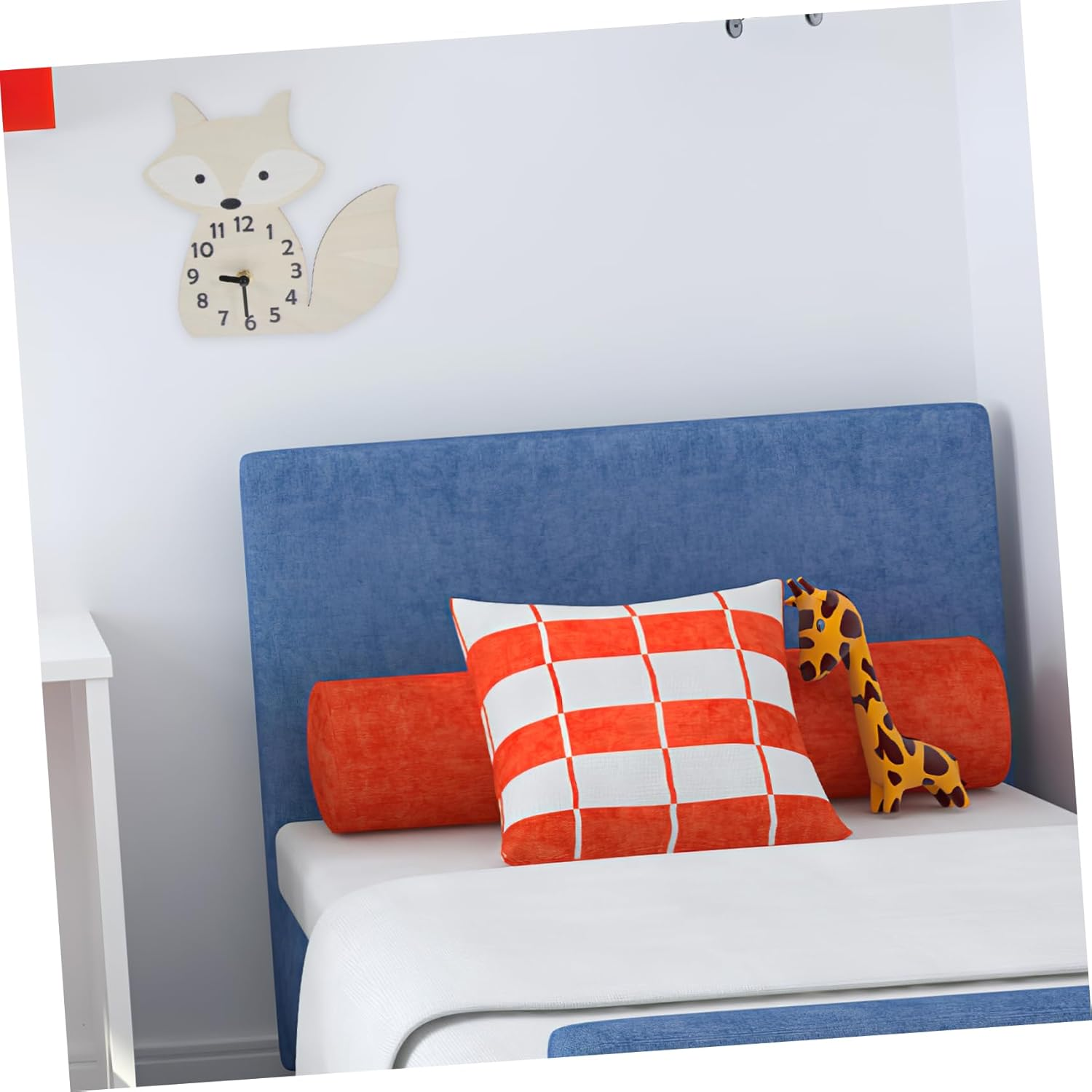 Kinderbett mit blauem Kopfteil, rot-weißem Kissen und Giraffen-Plüschtier. An der Wand hängt eine Fuchs-Uhr.