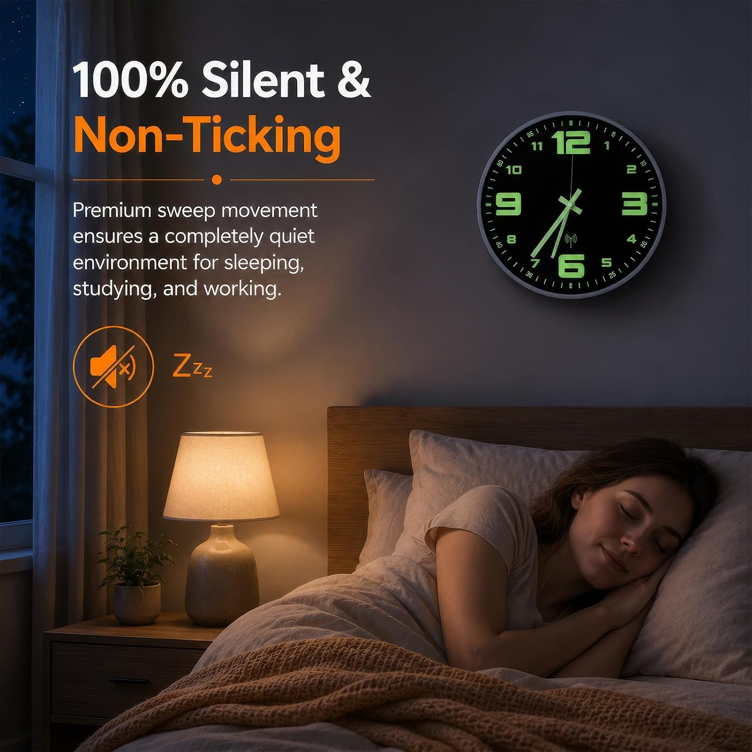Eine Frau schläft friedlich im Bett neben einer Nachttischlampe und einer leuchtenden Wanduhr.
