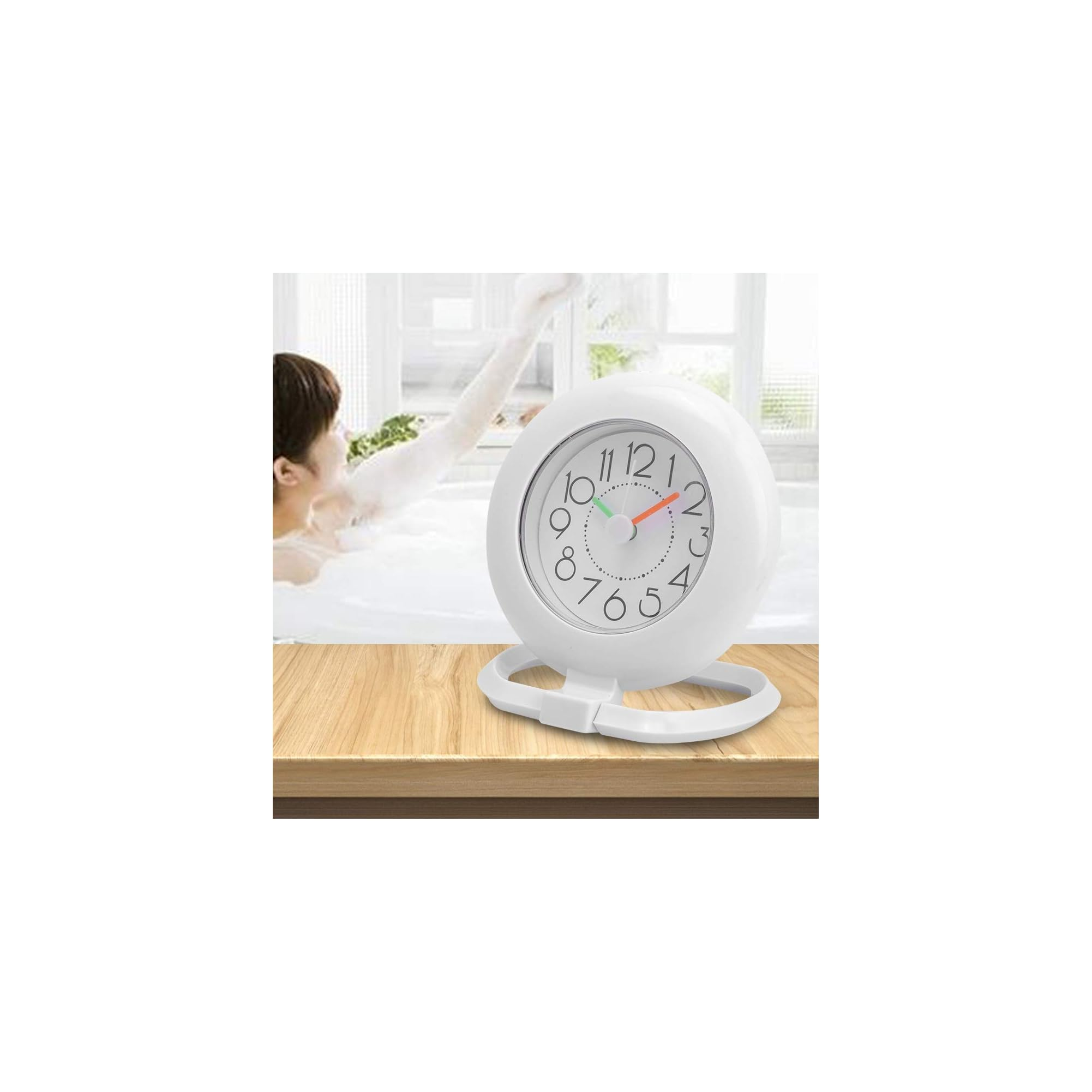 Eine weiße wasserdichte Uhr steht auf Holz, im verschwommenen Hintergrund entspannt eine Person in der Badewanne.