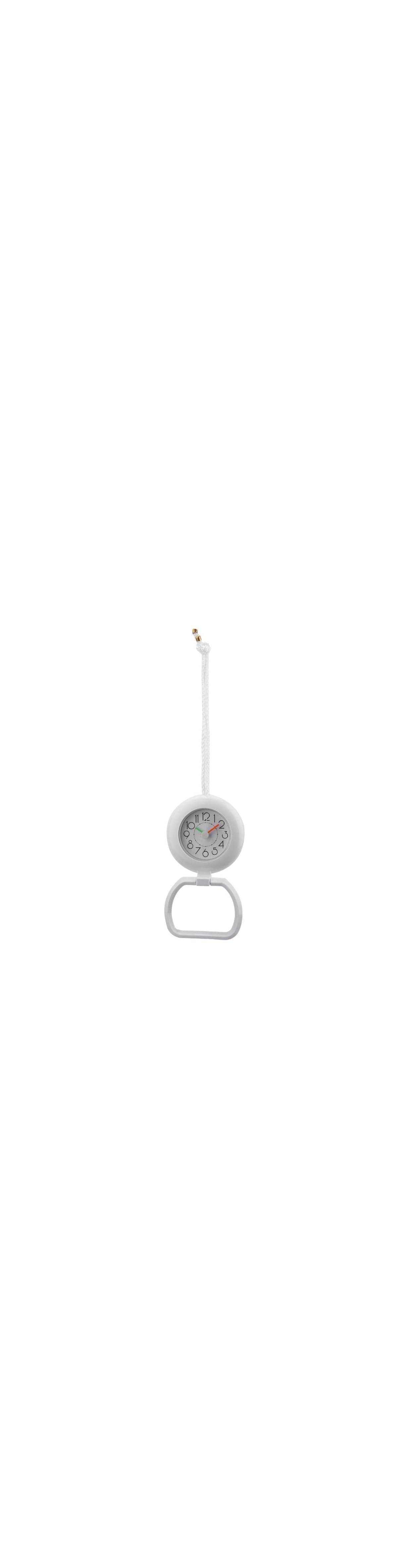 Eine kleine weiße Uhr mit Aufhängekordel und einem runden Griff auf weißem Hintergrund.