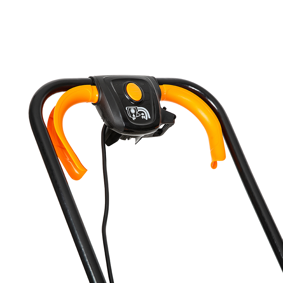 Nahaufnahme eines schwarz-orangen Rasenmähergriffs mit Startknopf und Steuerhebeln vor weißem Hintergrund.