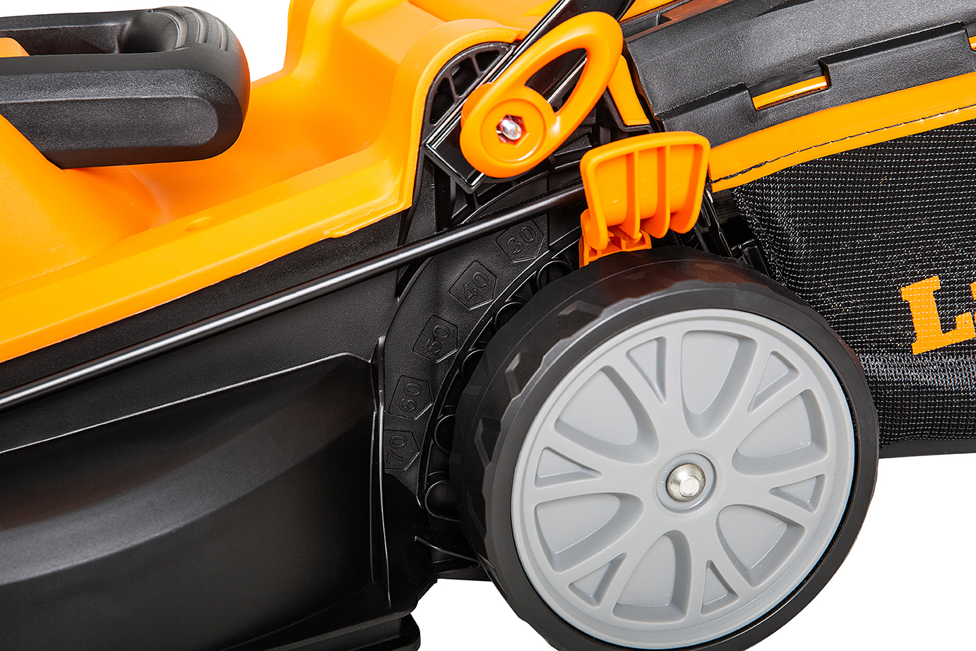 Nahaufnahme eines orange-schwarzen Rasenmähers mit Rad und Höhenverstellung.