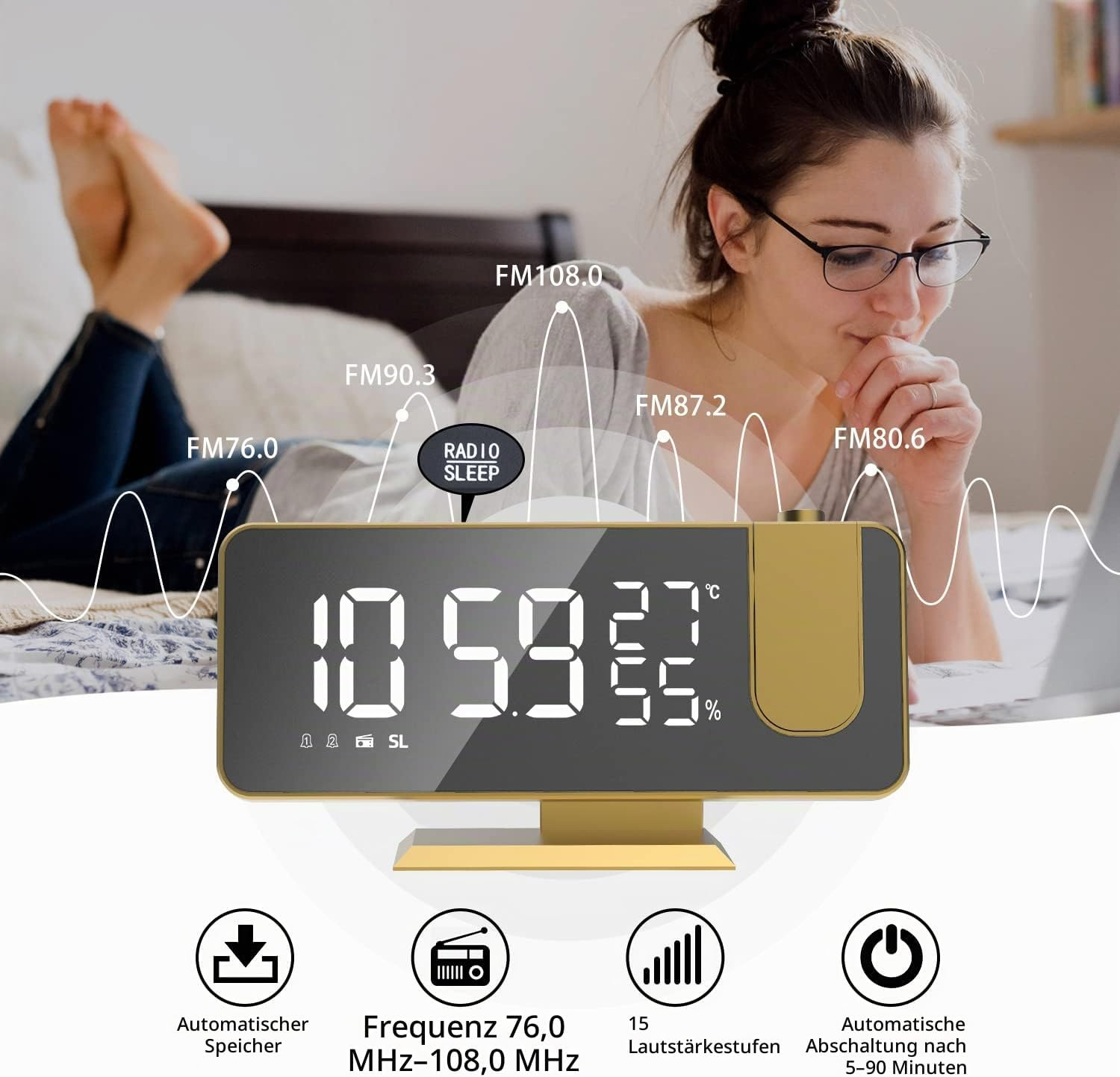 Ein digitaler Wecker mit FM-Radio steht im Vordergrund, während im Hintergrund eine Frau im Bett liegt.