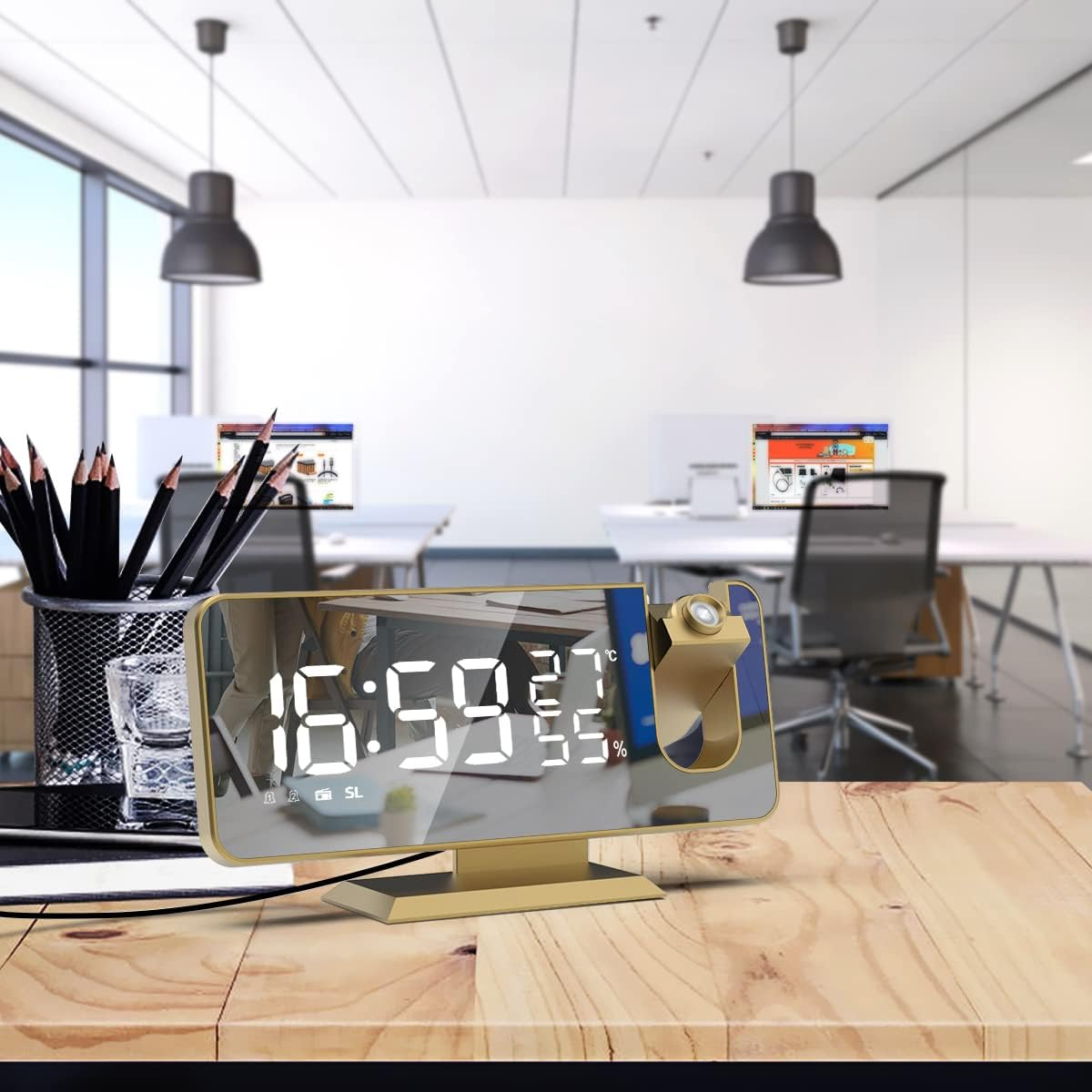 Digitale Gold-Tischuhr mit weißer LED-Anzeige auf einem Holztisch im Büro.