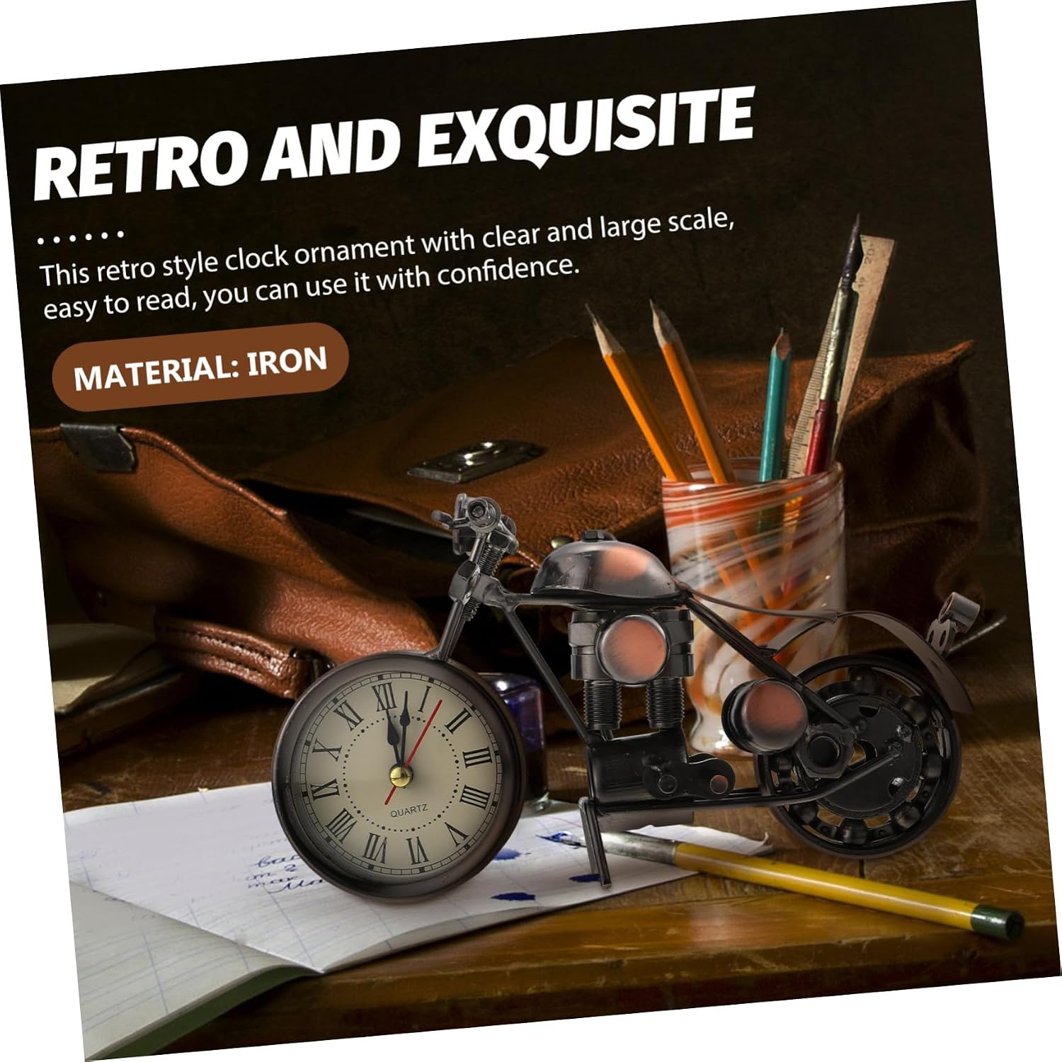 Metall-Motorrad-Uhr auf Schreibtisch mit Stiften und Tasche.