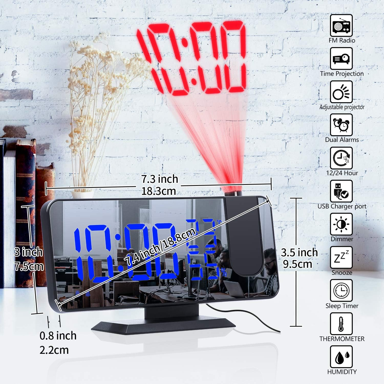 Digitale Projektionsuhr mit blauer LED-Anzeige, roter Zeigerprojektion und Abmessungen vor einer Ziegelwand.