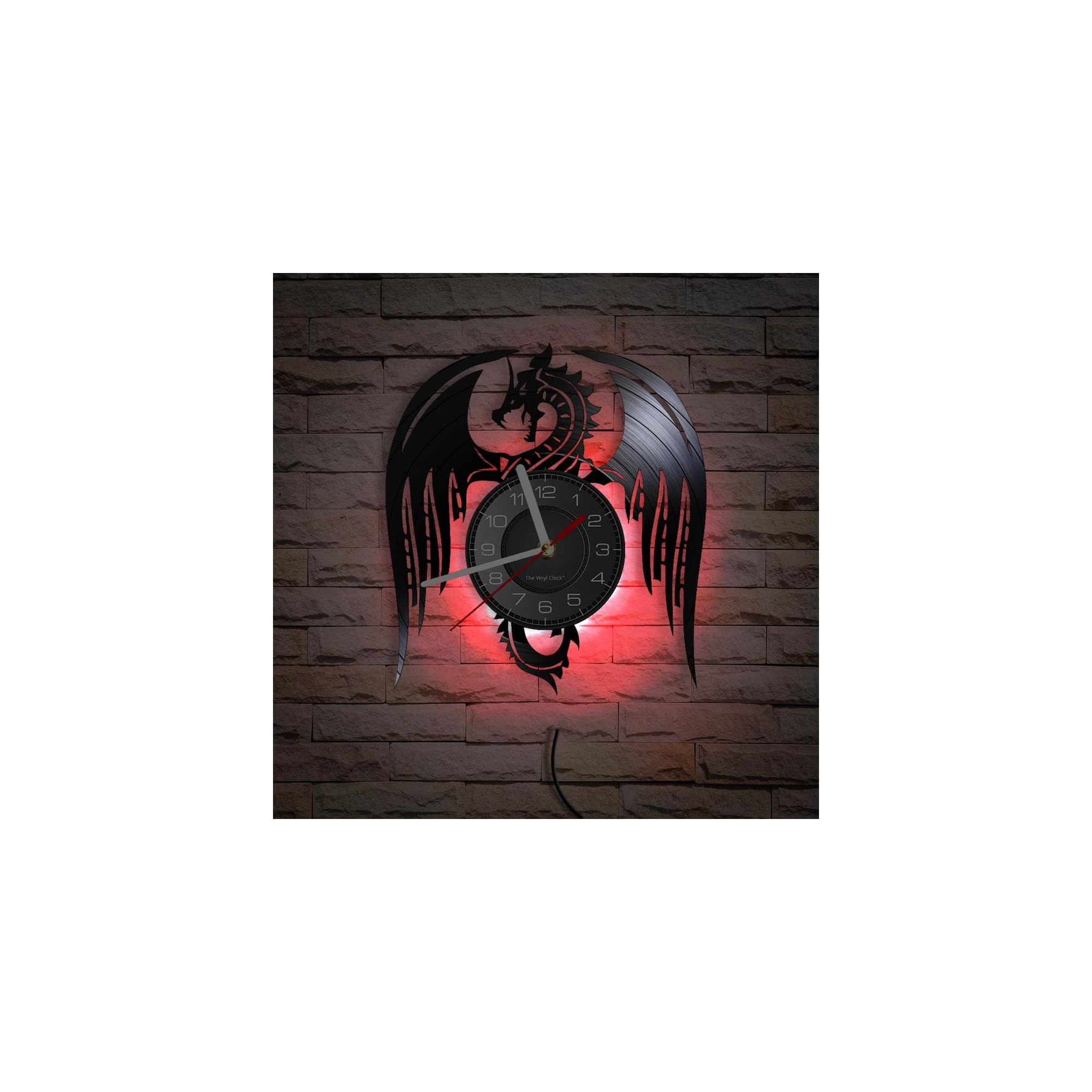 Eine schwarze Drachenwanduhr aus Vinyl mit roter Hintergrundbeleuchtung vor einer Ziegelwand.