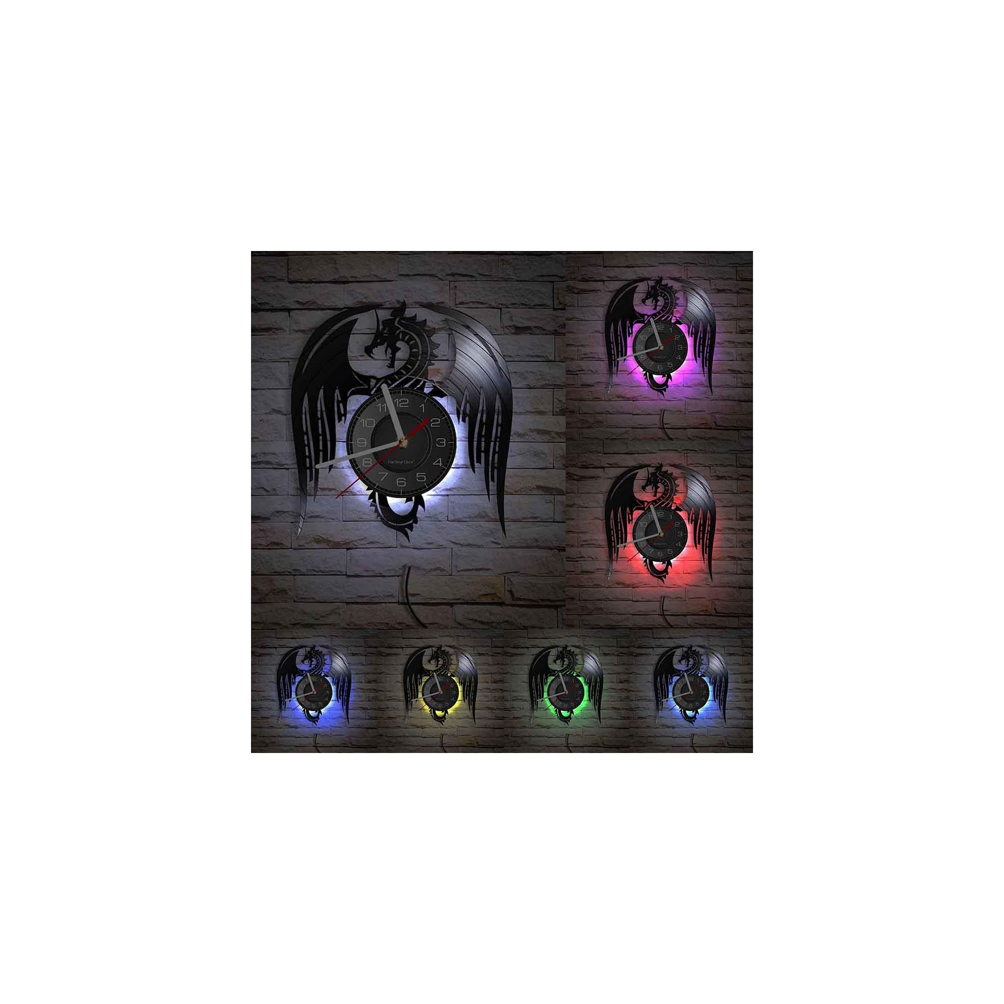 Ein geschnitztes Drachen-Vinyl-Wandtattoo mit farbiger LED-Hintergrundbeleuchtung an einer Ziegelwand.