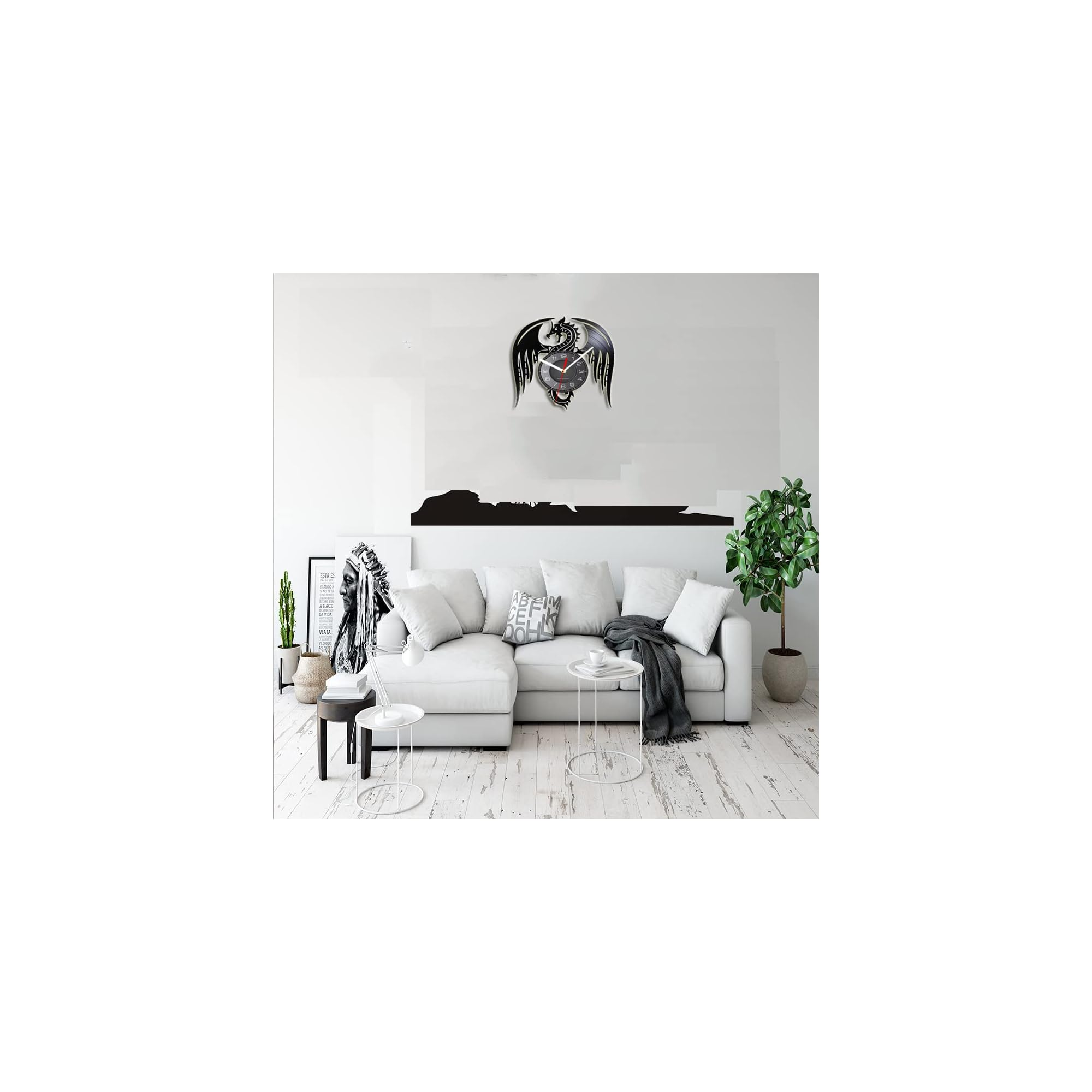 Moderne weiße Wohnzimmercouch mit Dekokissen, Drachenwanduhr und Pflanzen in einem hellen Raum.