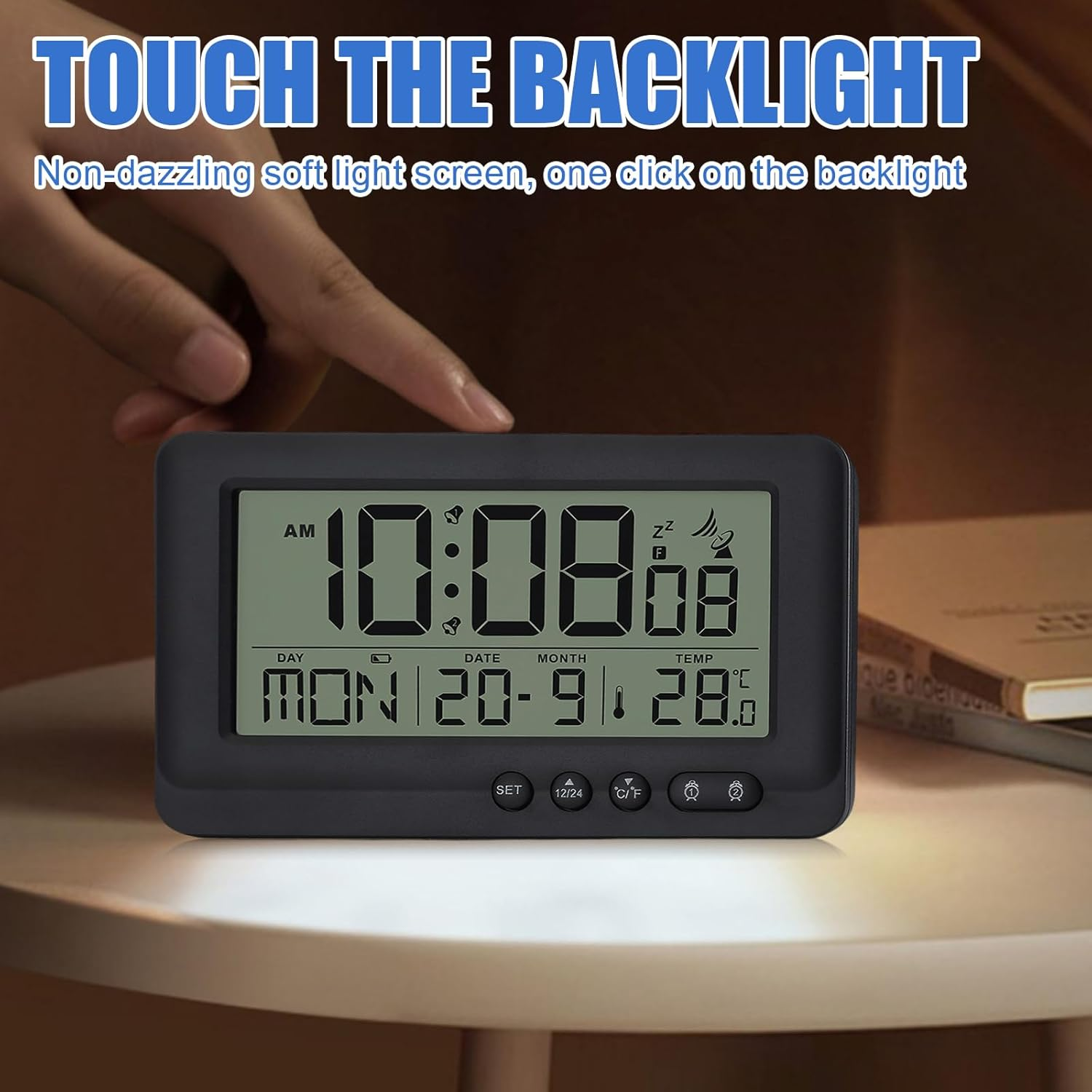 Eine Hand berührt eine schwarze Digitaluhr auf einem Tisch, die Zeit, Datum und Temperatur anzeigt.