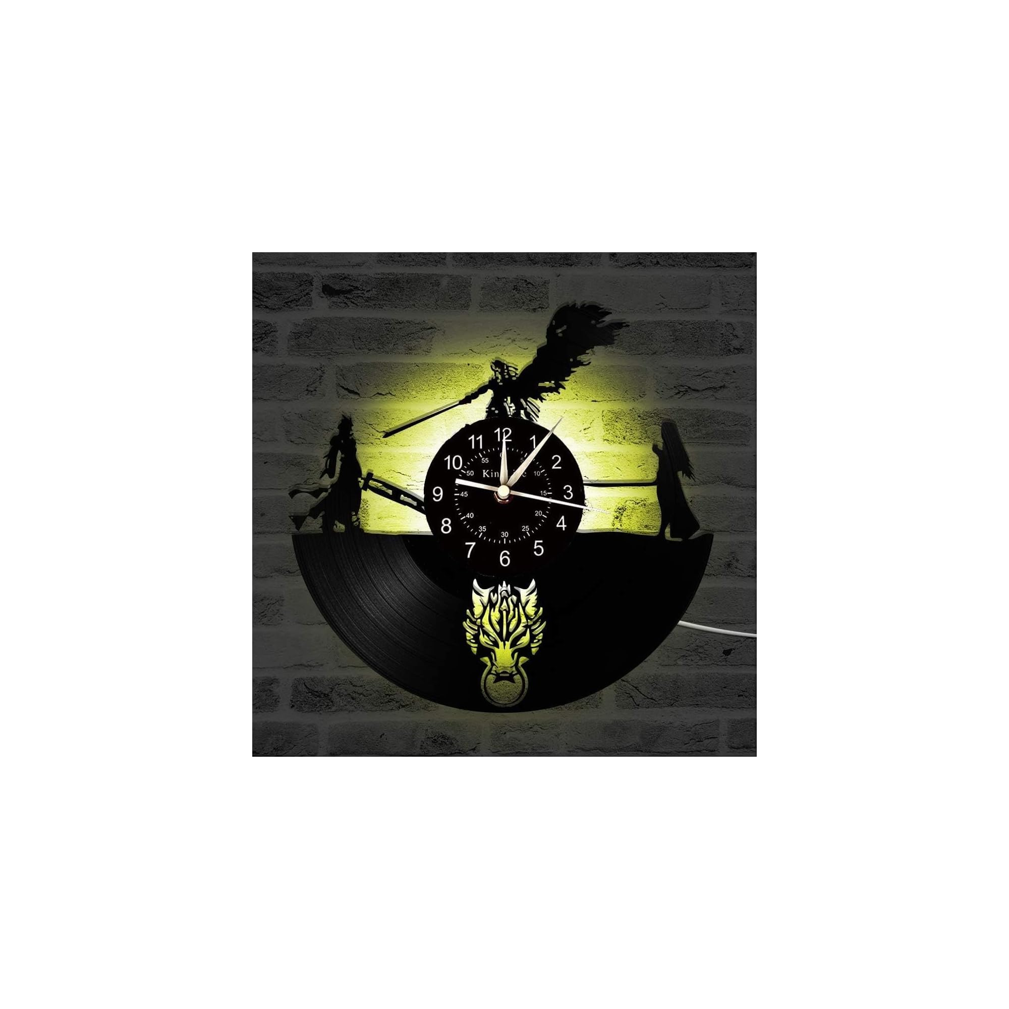 Wanduhr aus einer schwarzen Vinylplatte mit Figuren aus Final Fantasy VII im gelben Licht vor einer Backsteinwand.