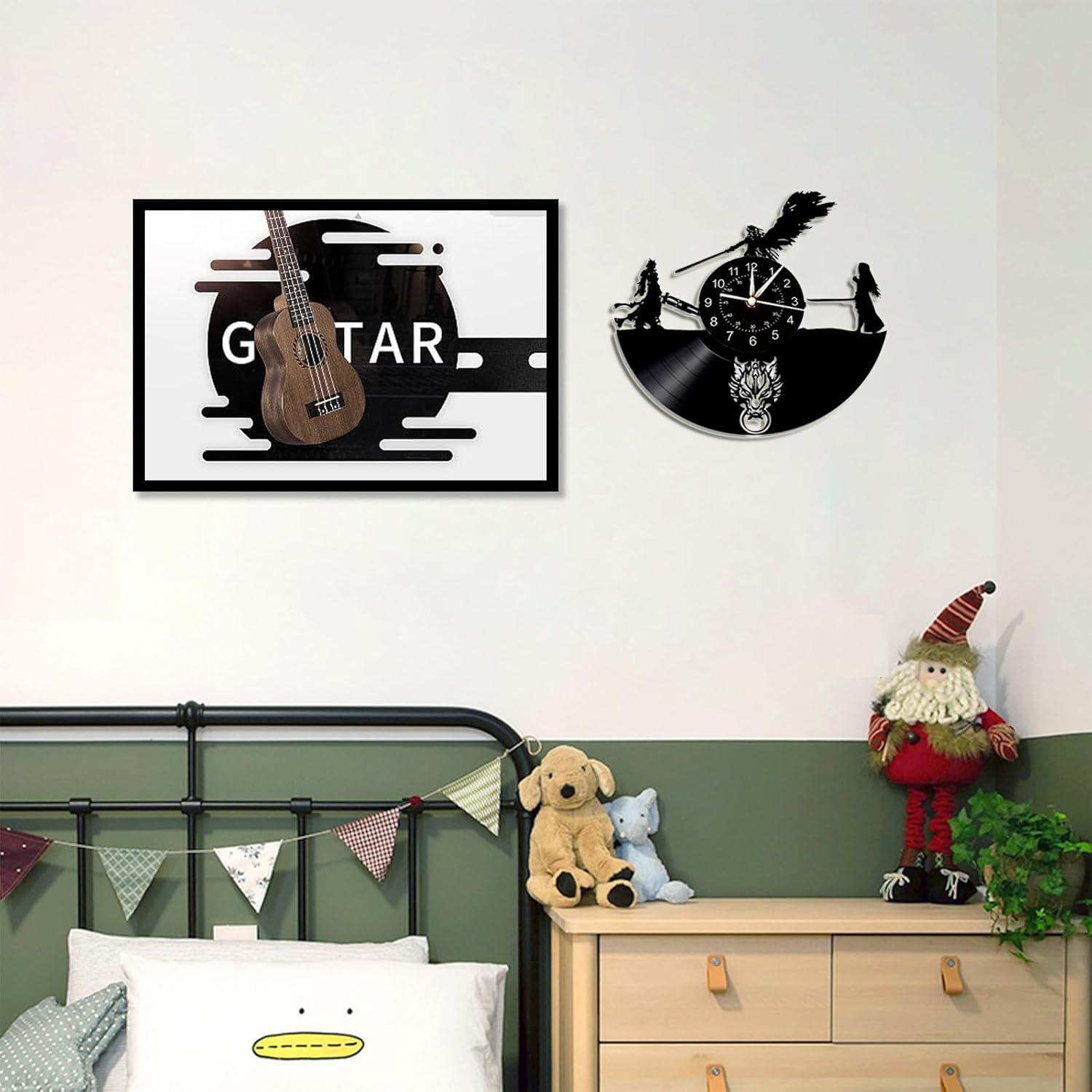 Schlafzimmer mit Gitarrenbild, Vinyl-Schallplattenuhr, Plüschtieren und Weihnachtsmann-Figur auf Kommode.