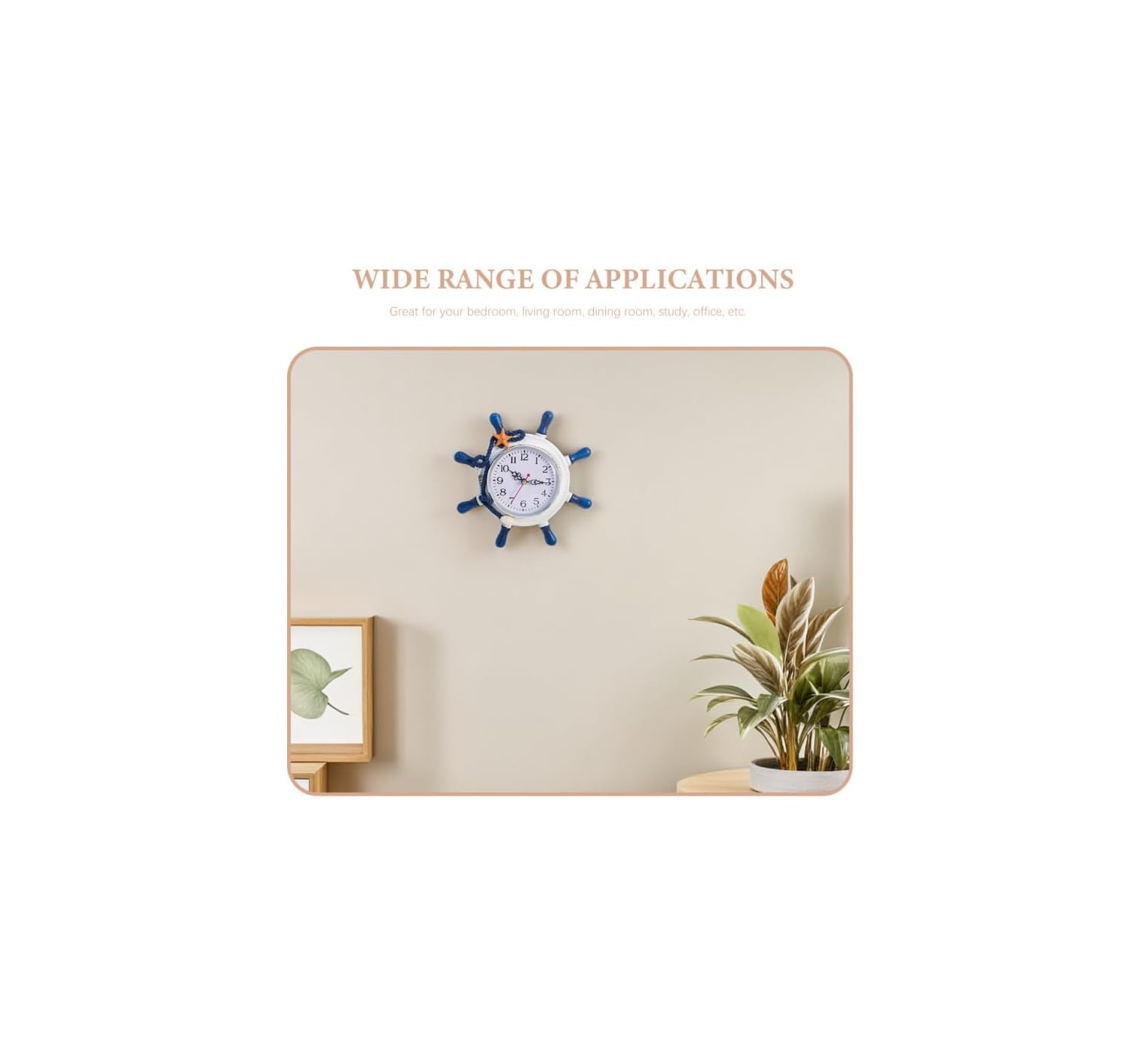 Eine Schiffslenkeruhr an einer beige Wand mit einem gerahmten Bild und Topfpflanze.