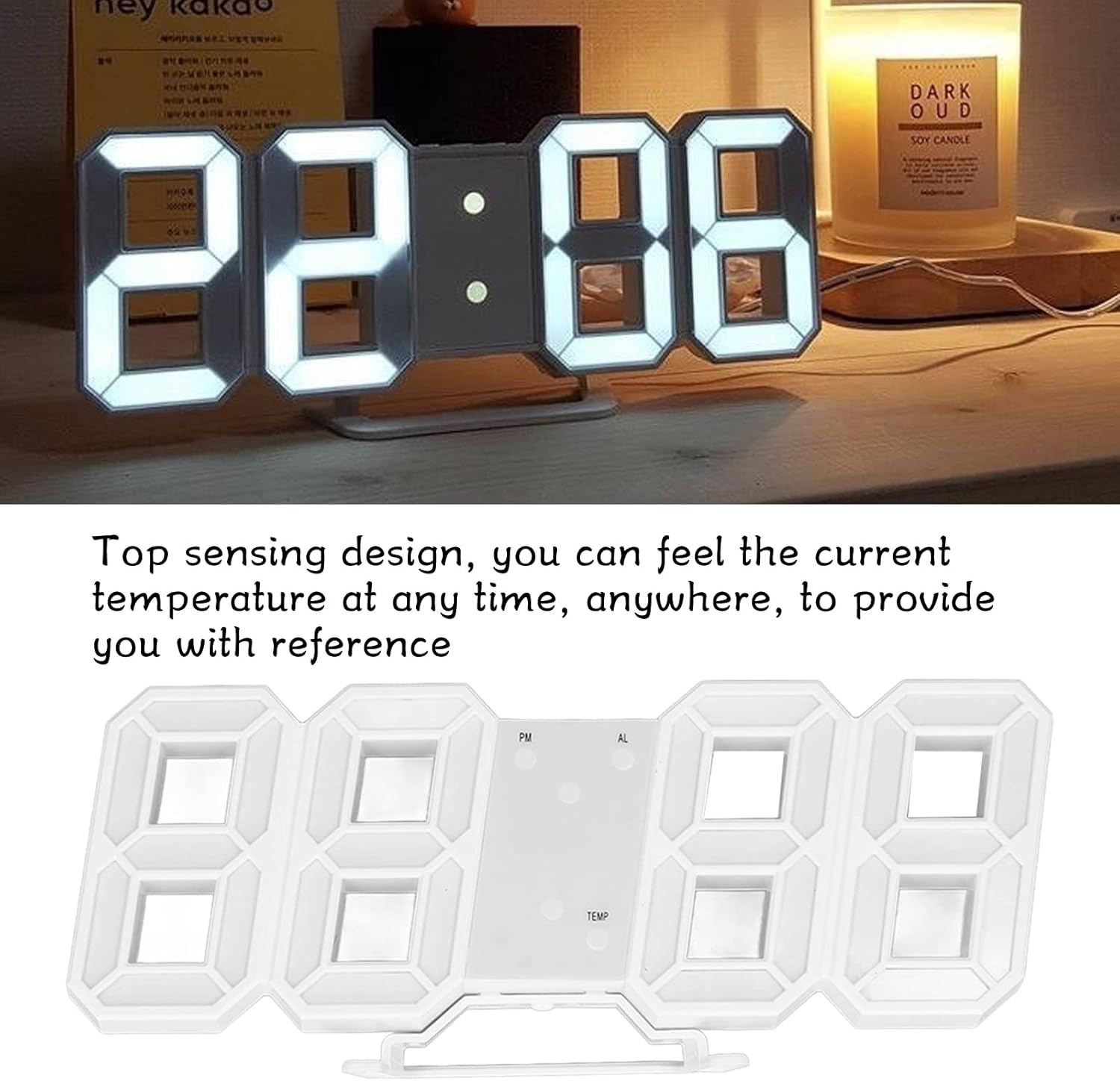Eine weiße digitale LED-Uhr zeigt 22:06 Uhr auf einem Holztisch, daneben eine Duftkerze.