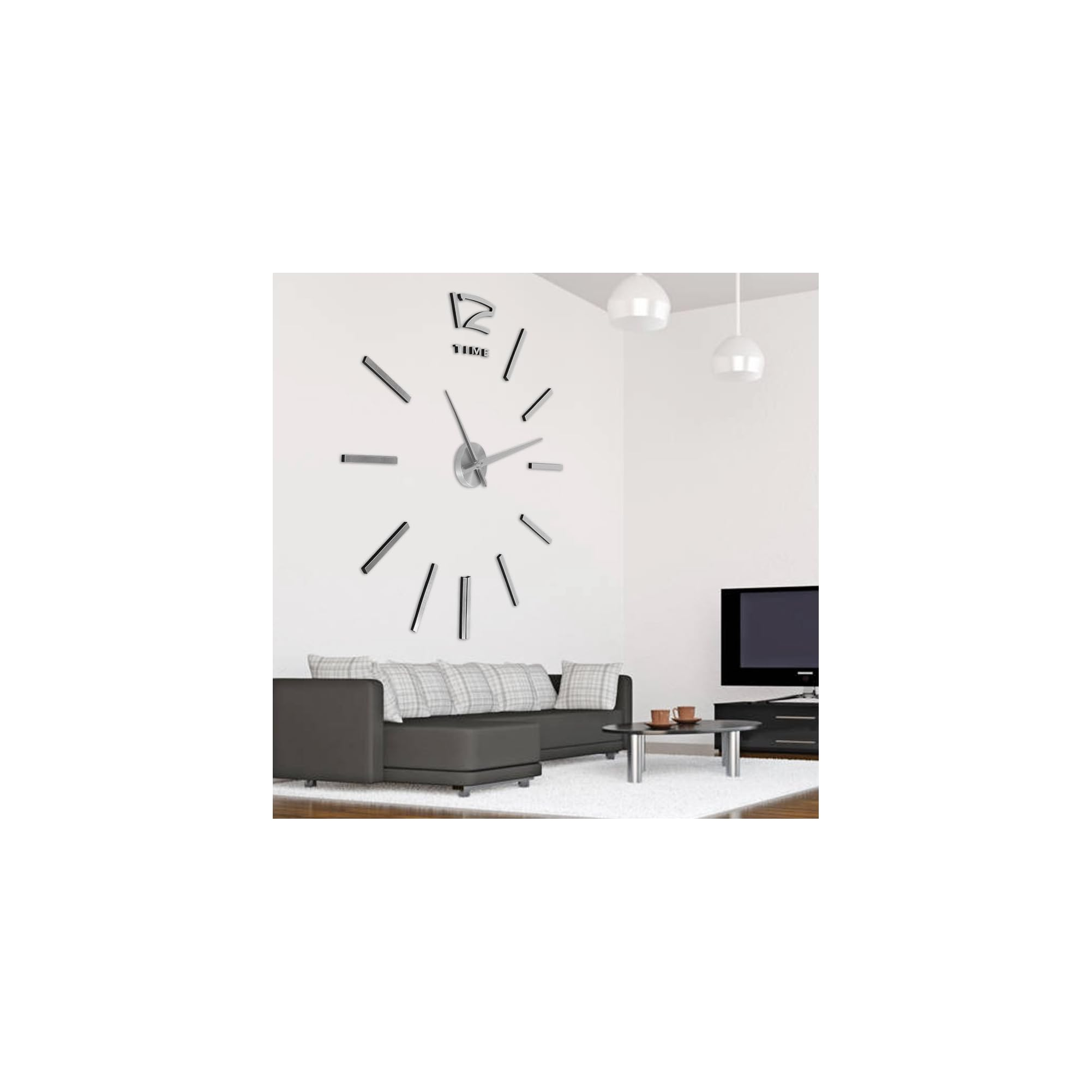 Ein minimalistisches Wohnzimmer mit einer großen Wanduhr, einem dunkelgrauen Sofa und einem Fernseher.